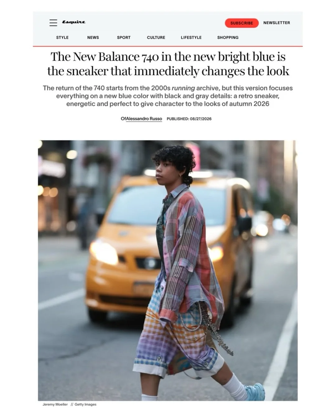 The New Balance 740 in the new bright blue is the sneaker that immediately changes the look @esquire 

The return of the 740 starts from the 2000s running archive, but this version focuses everything on a new blue color with black and gray details: a