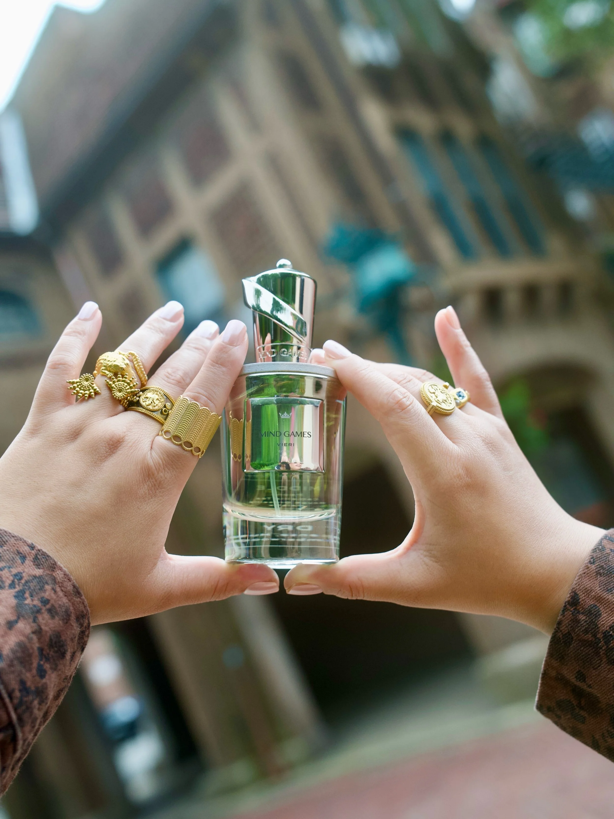 Vieri by @mindgamesfragrance Games is bringing me exactly the sense of centering and elegance I need for the weeks ahead. 🤍

Created by perfumer Christelle Laprade, it moves from red lemongrass, lemon and pink pepper into peony, camellia tea and red