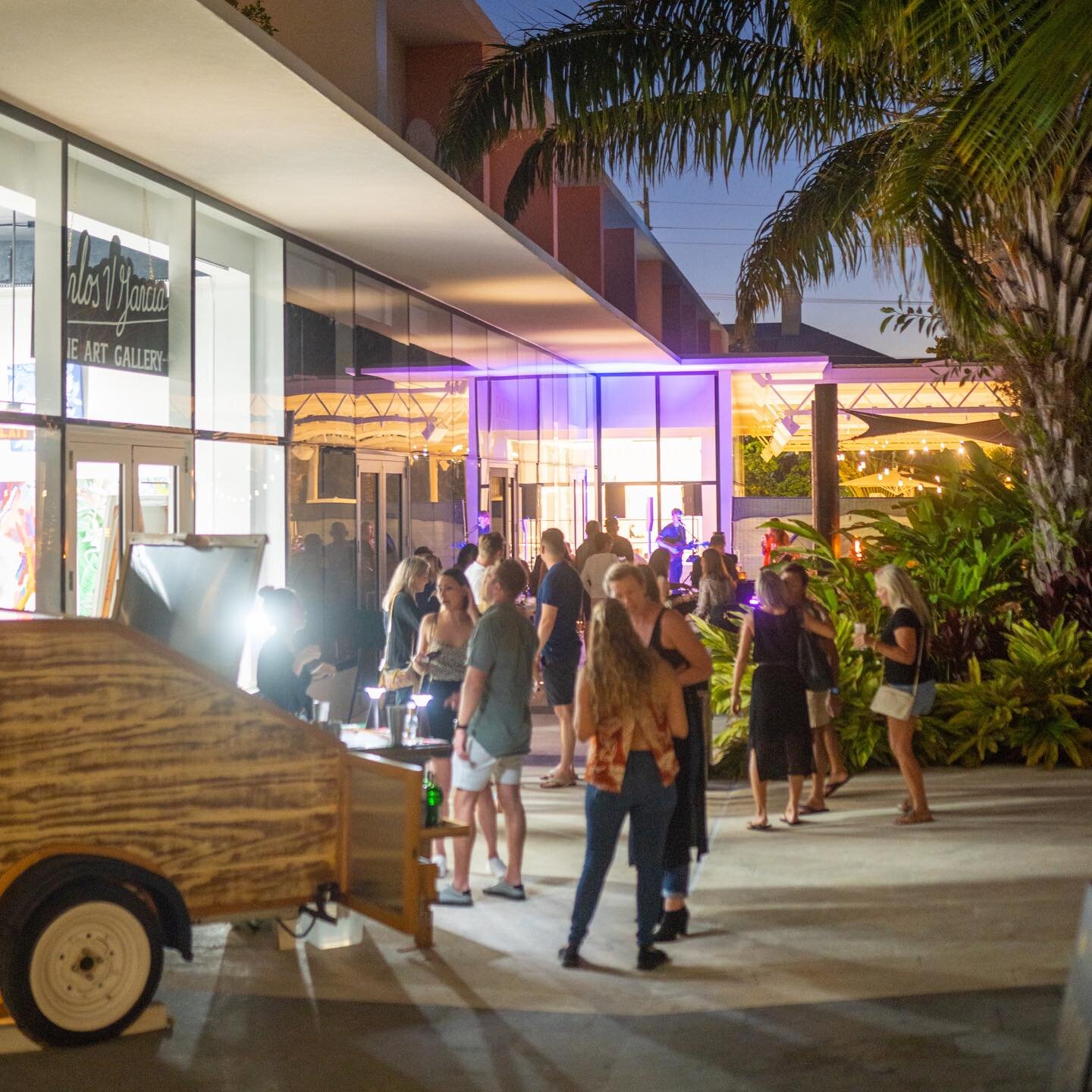 Patio lights ✨ the perfect place to enjoy the great tunes 🎶 cocktails 🍹 and delicious bites 🤤 we&rsquo;re open from 11am today! #SundayFunday