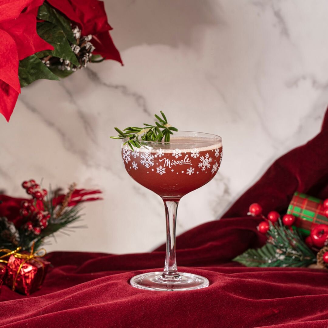 We're ready to spread a little holiday cheer - cheers!🍷 Shake up the holiday season with a festive Christmas cocktail and get ready to sip and savour the most wonderful time of the year!🎄✨ 

#doorno4 #dinner #cocktails #happyhour #christmas #miracl