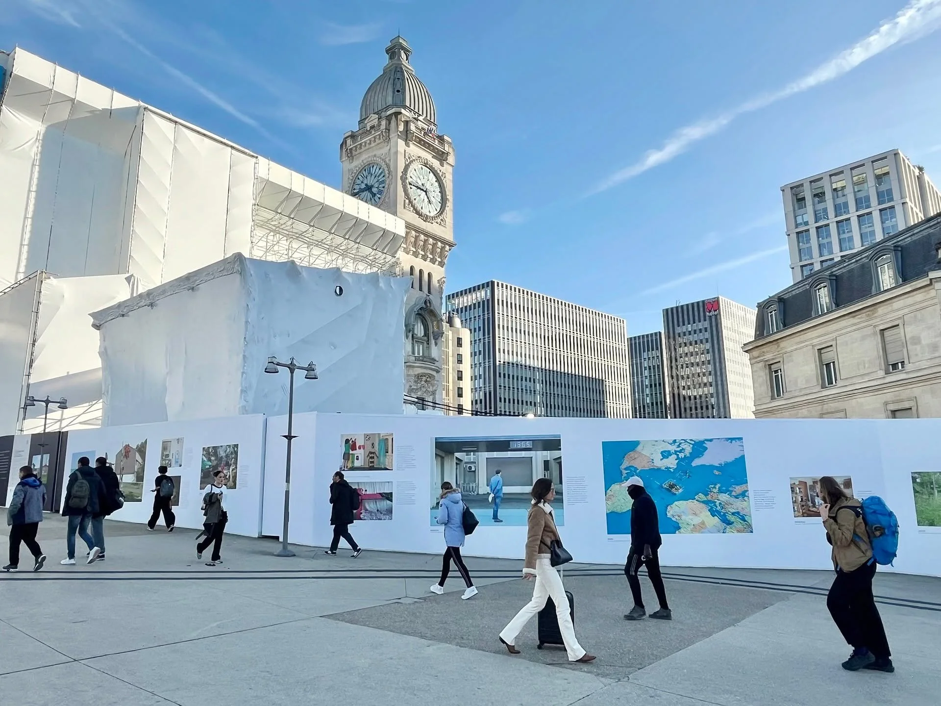 L'exposition "LE SOLEIL M&Ecirc;ME LA NUIT" (photographies de Marco Barbon) vient d'&ecirc;tre accroch&eacute;e sur le parvis de la Gare de Lyon &agrave; Paris. 
Elle sera visible jusqu'au 16 mai 2026.

#exclusionparentale #emprise #parenta