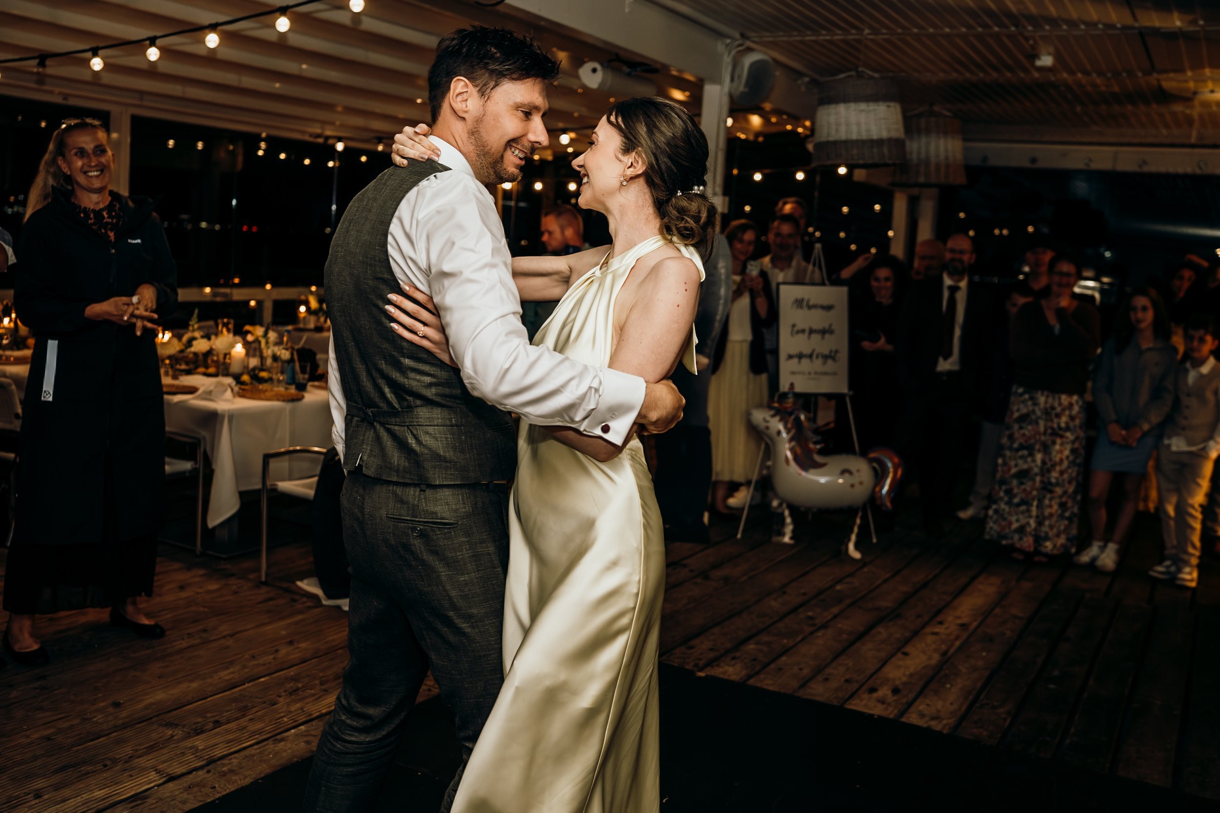 Hochzeit Leuchtturm Holtenau und Seebar Kiel: Irina & Florian, Hochzeitsreportage Bild 30 von Hochzeitsfotograf Serkan Can