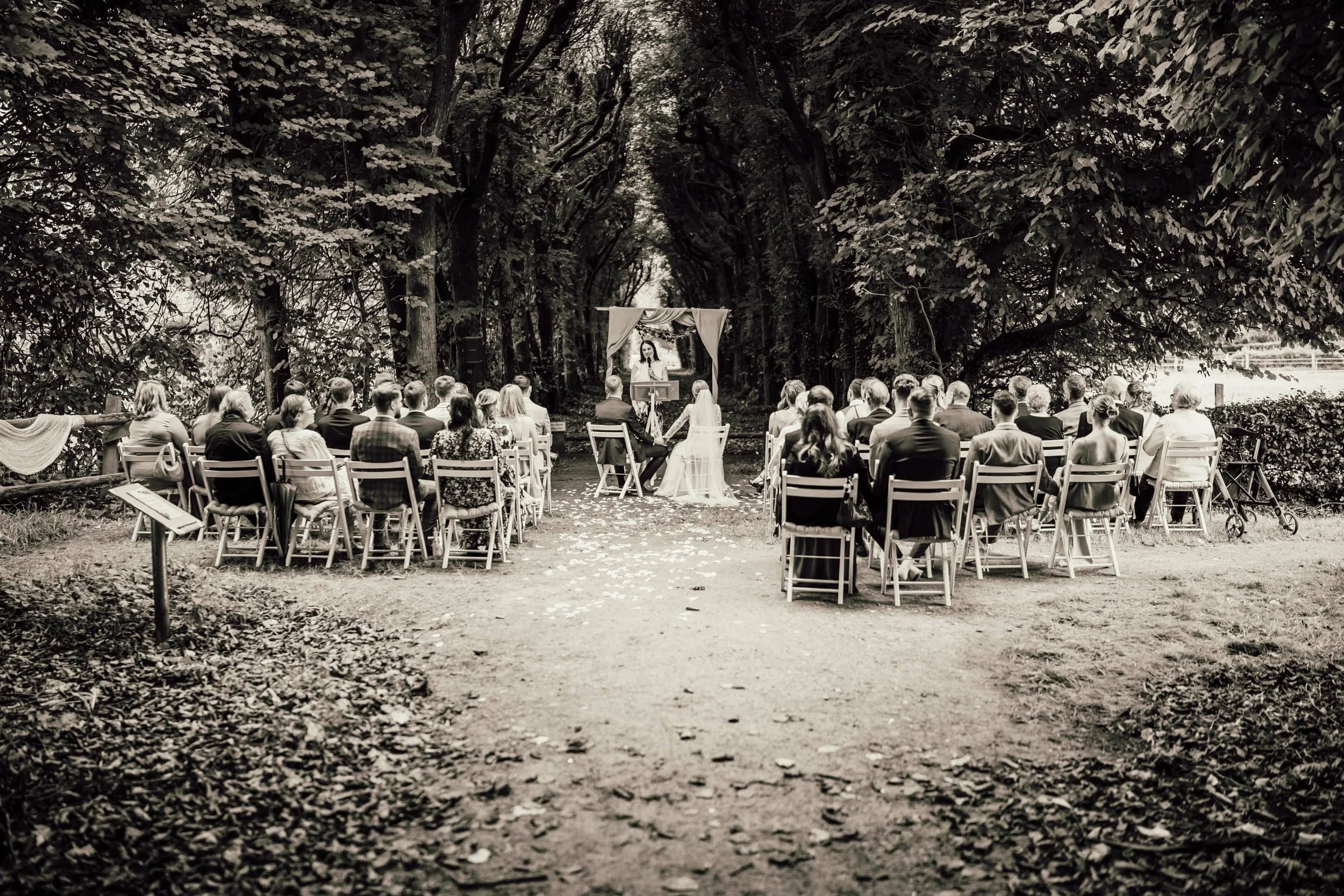 Hochzeitsreportage in Norddeutschland: Brautpaar, fotografiert von Hochzeitsfotograf Liebesbilder