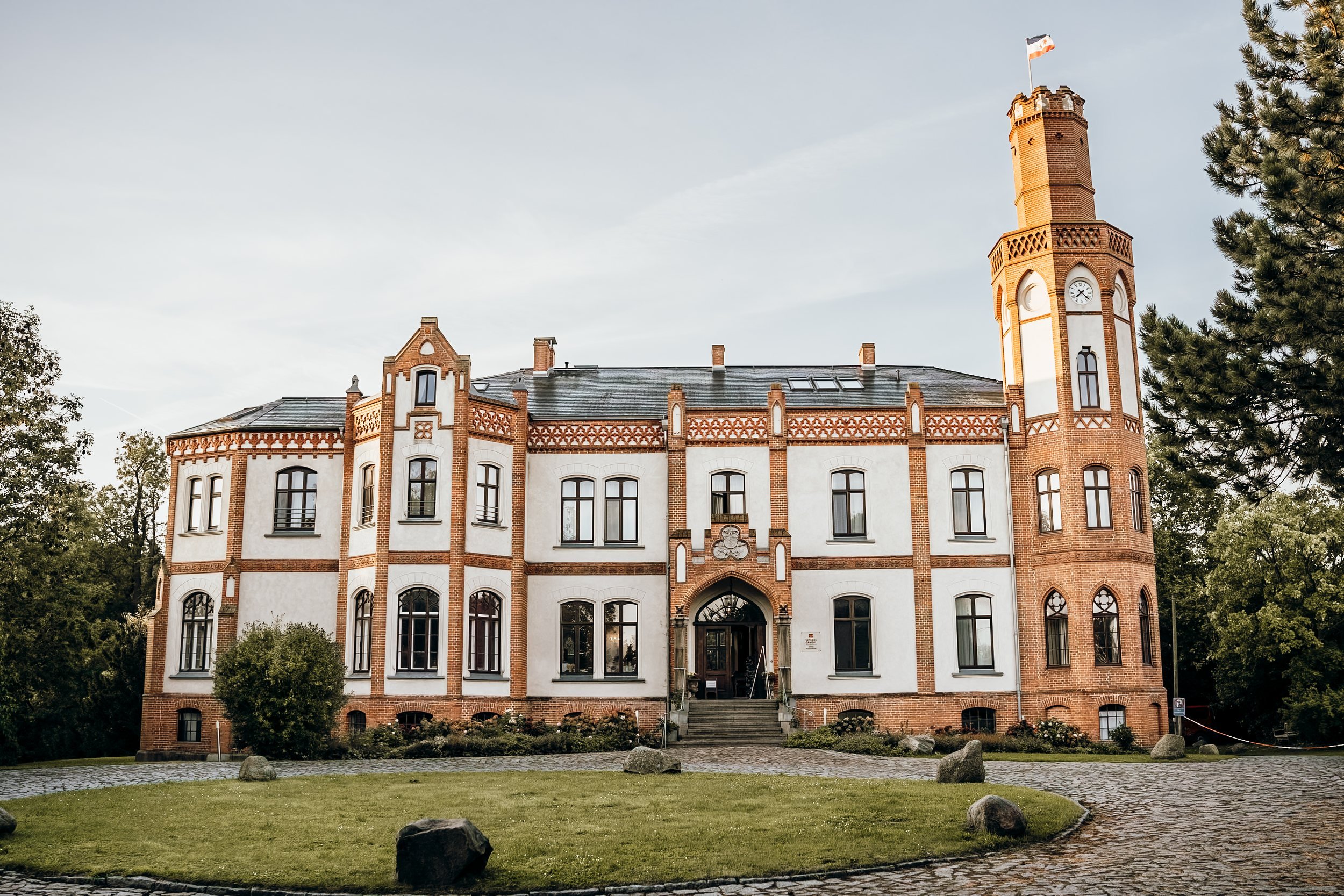 Hochzeit Schloss Gamehl bei Wismar: Franzi & Anon, Hochzeitsreportage Bild 1 von Hochzeitsfotograf Serkan Can