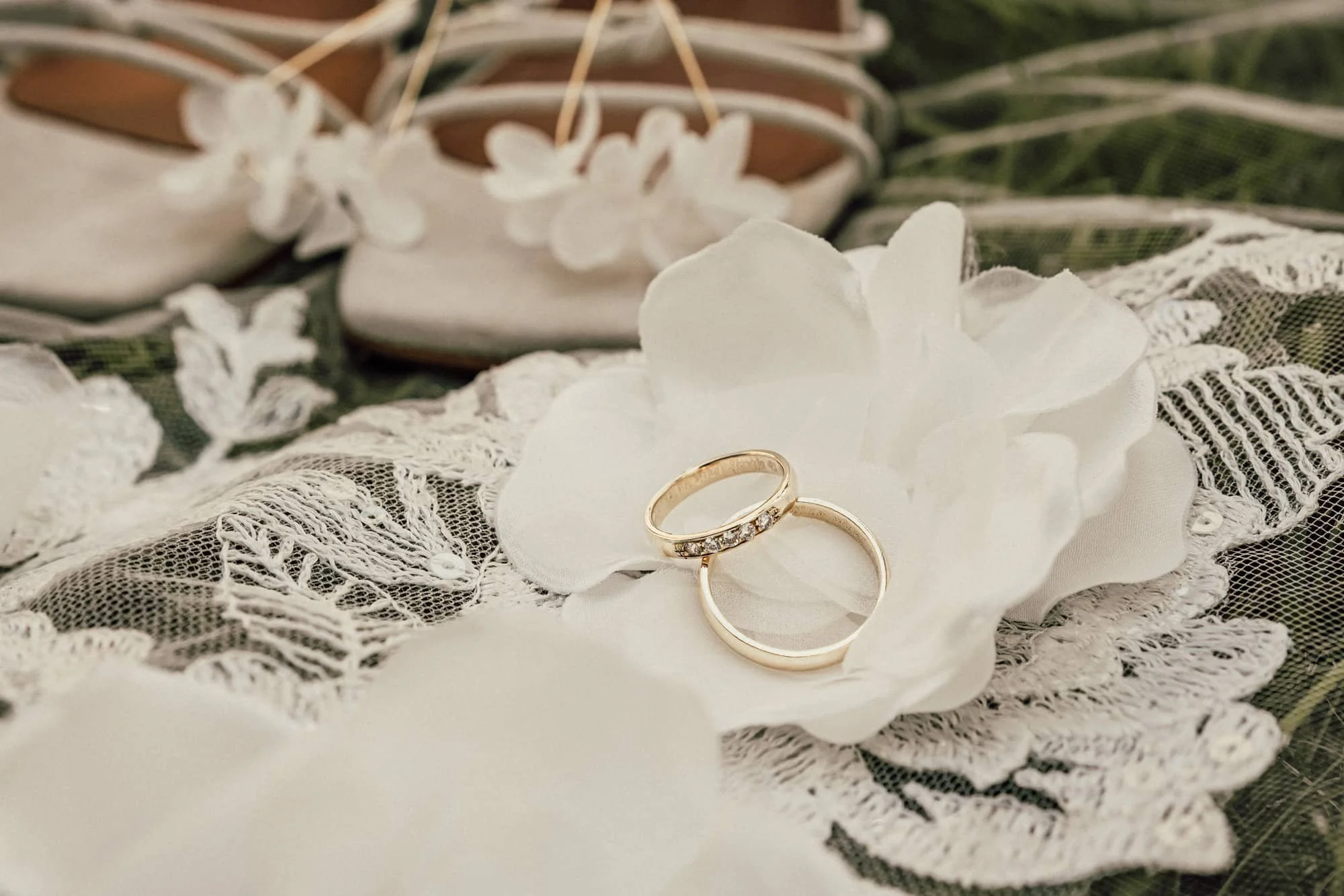 Eheringe auf Spitze beim Getting Ready, Detailaufnahme der Hochzeitsfotografie Liebesbilder