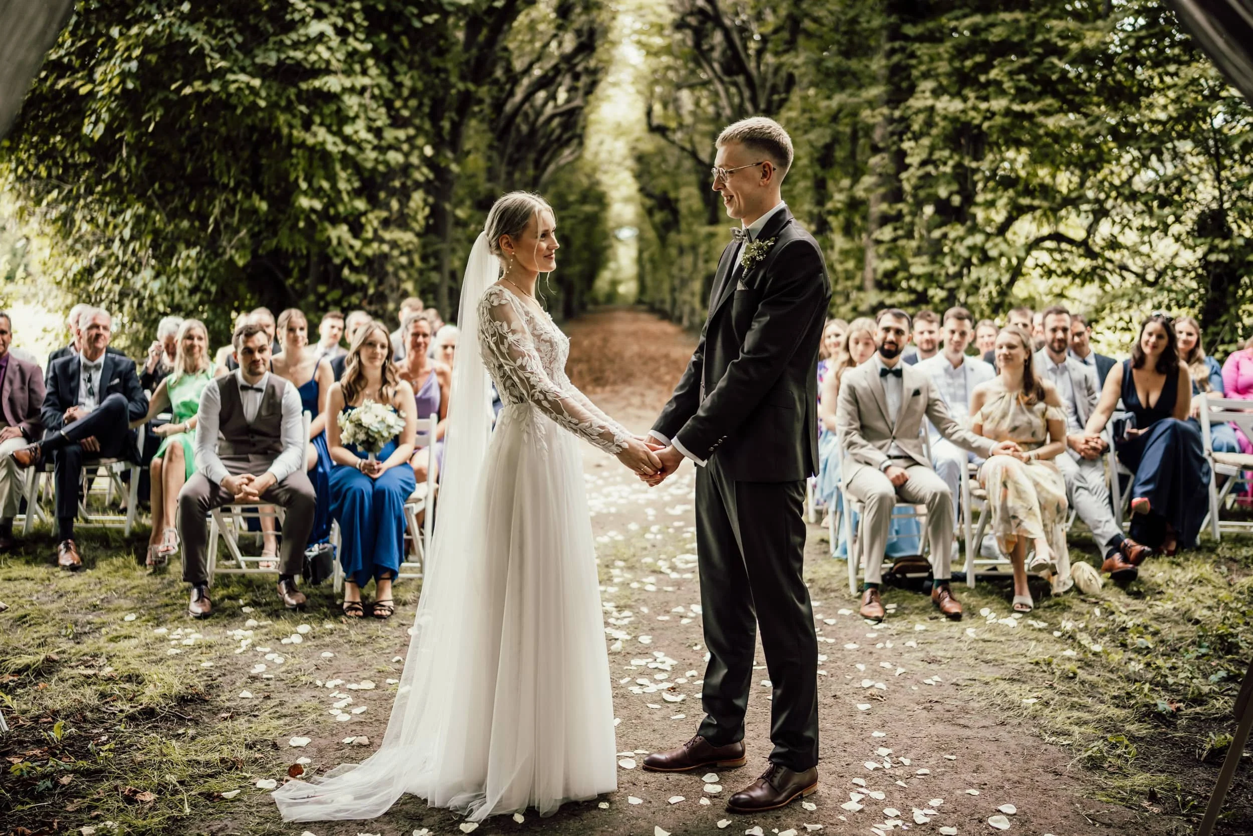 Hochzeitsfotograf Bremen: Reportage vom Rathaus bis zum Bürgerpark: Brautpaar, fotografiert von Hochzeitsfotograf Liebesbilder