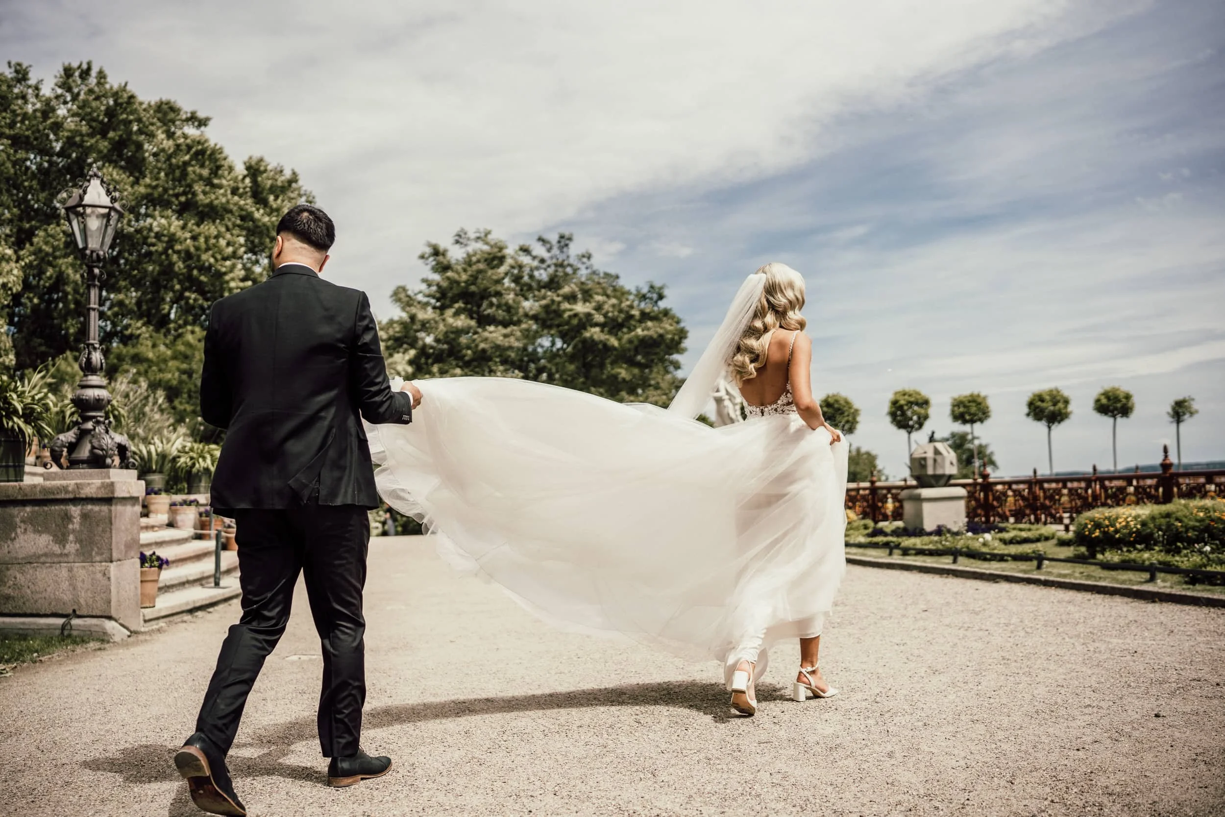 Hochzeitsfotograf Schwerin: Reportage am Schloss und in Mecklenburg: Brautpaar, fotografiert von Hochzeitsfotograf Liebesbilder