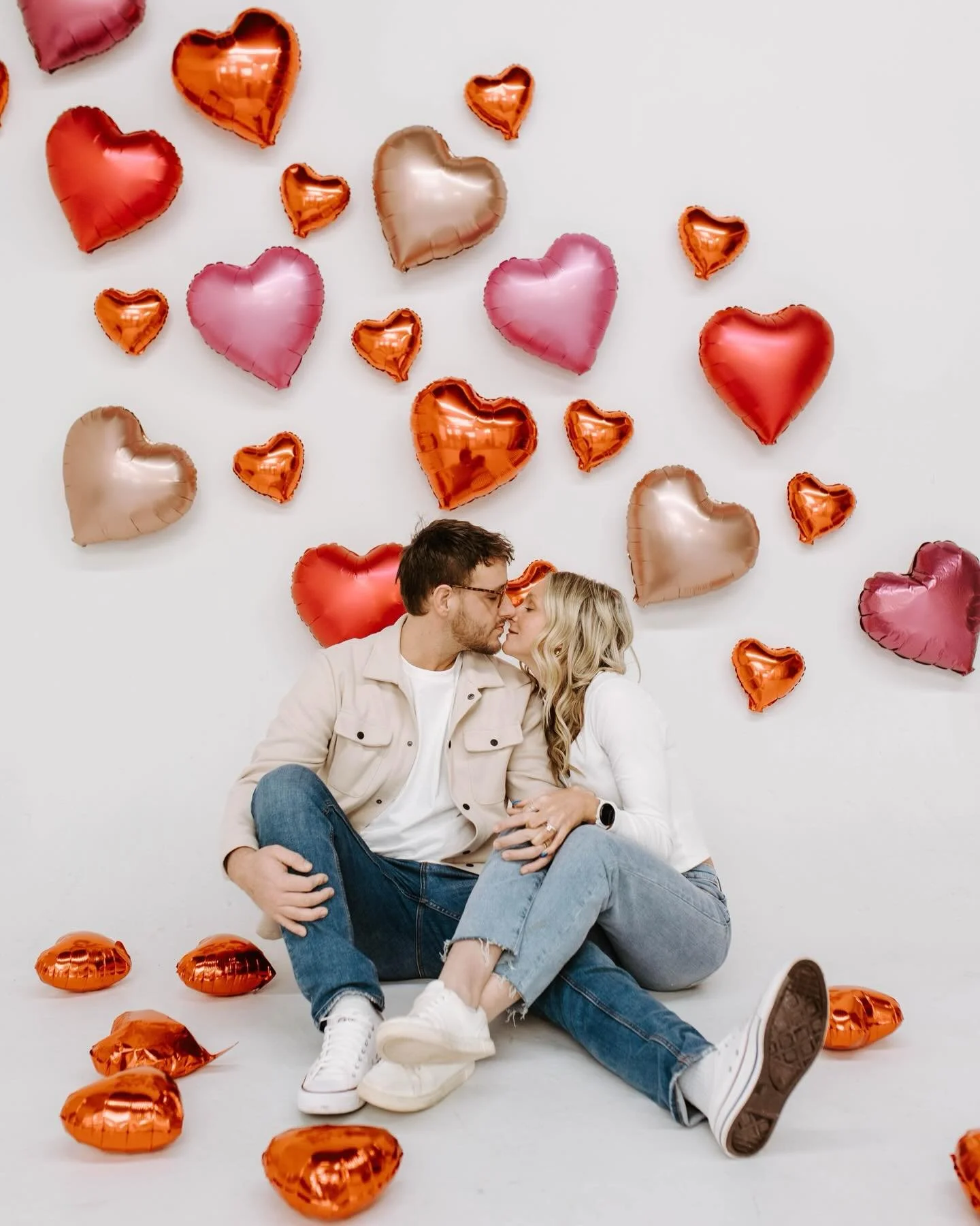 IDK - kinda obsessed with M &amp; H 💕 Valentine&rsquo;s Day Minis are def becoming an annual event!

VENDOR TEAM
Photography: @irismariephoto
Designs/Concepts: @elevatedevents_740 
Studio: @opyastudios