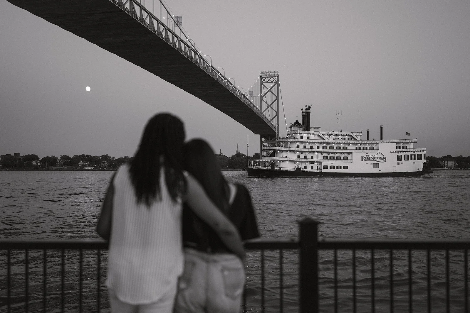 ambassador-bridge-detroit-engagement-photos-alaina-miller-photography (17).jpg