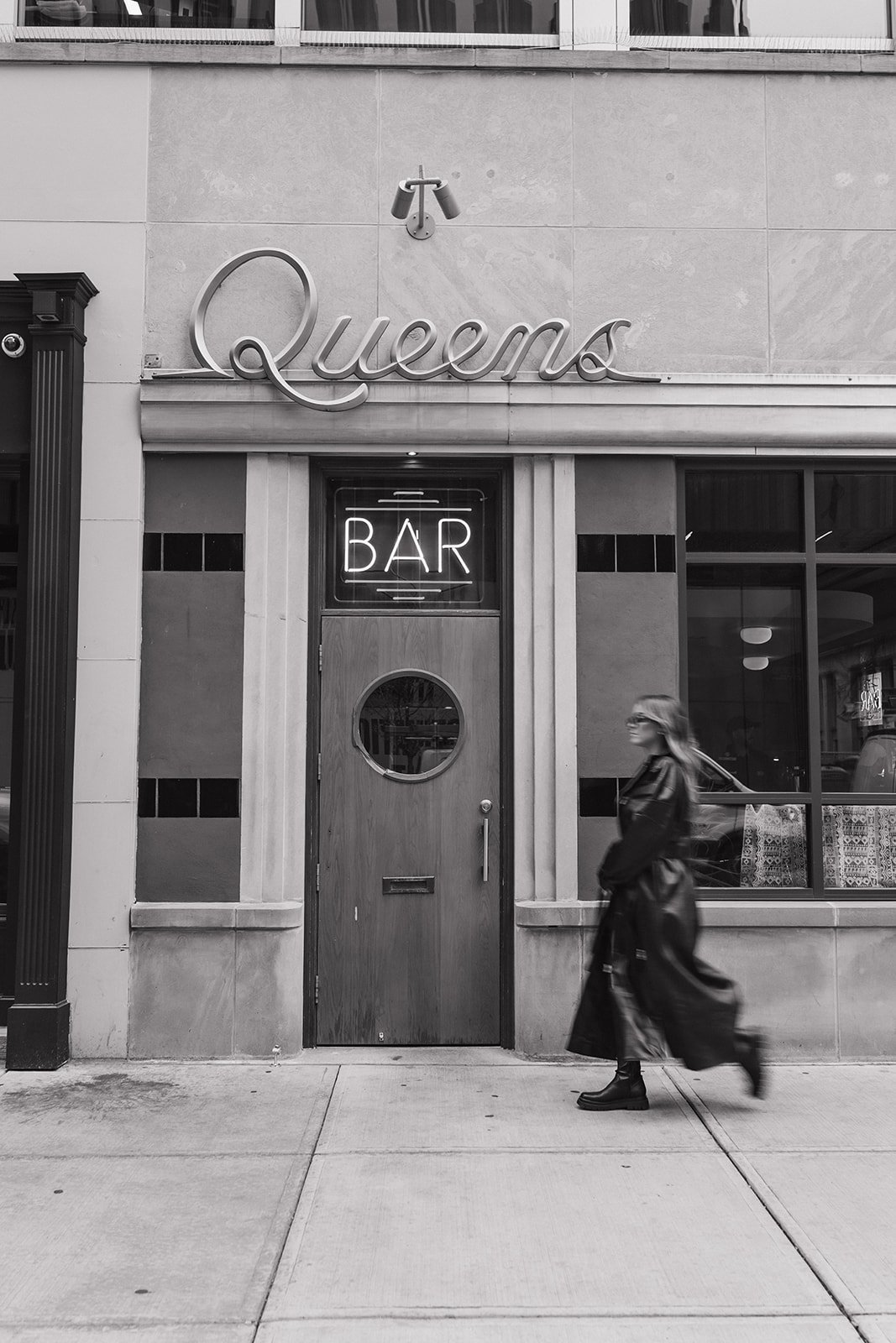 the-best-detroit-engagement-photo-locations-queens-bar-alaina-miller-photography (2).jpg