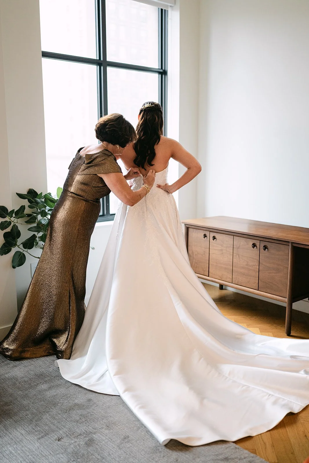 bride-getting-ready-terrace-room-book-tower-alaina-miller-photography (10).jpg