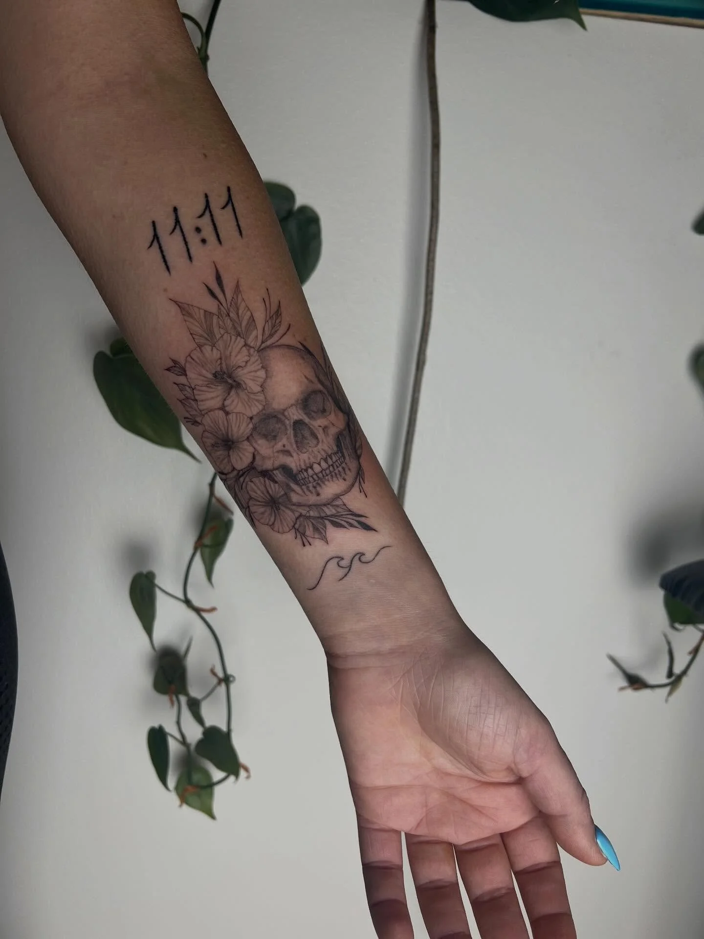 🌺 Bones are always my favorite thing to tattoo 💀
.
.
.
.
.
.
.
.
#skulltattoo #blackandgraytattoo #hawaiiinspired #darkfemininetattoo #skullsandflowers #chicagotattooartist #chromecatttattoo