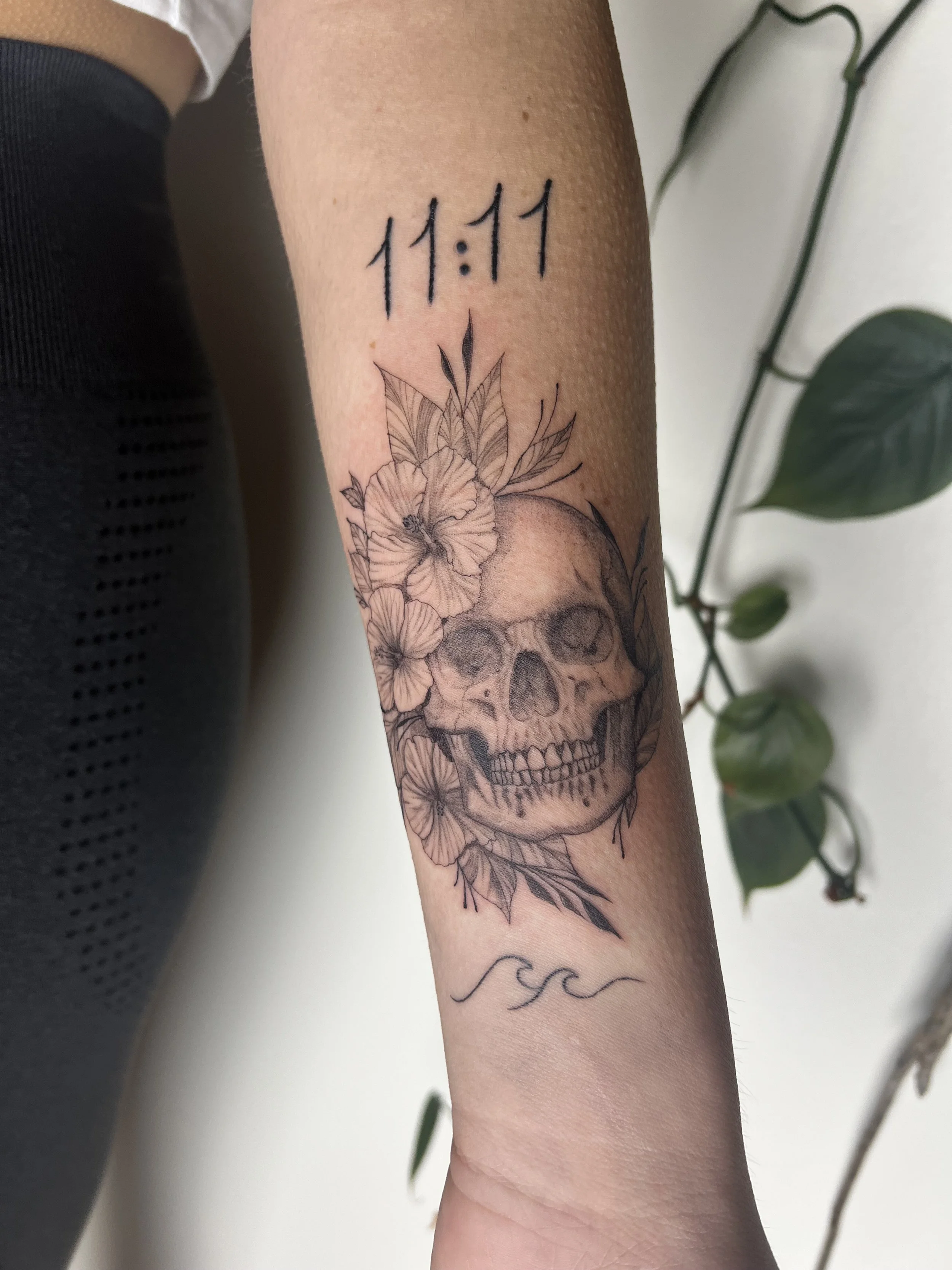 Skull and hibiscus flowers 4in (2025)