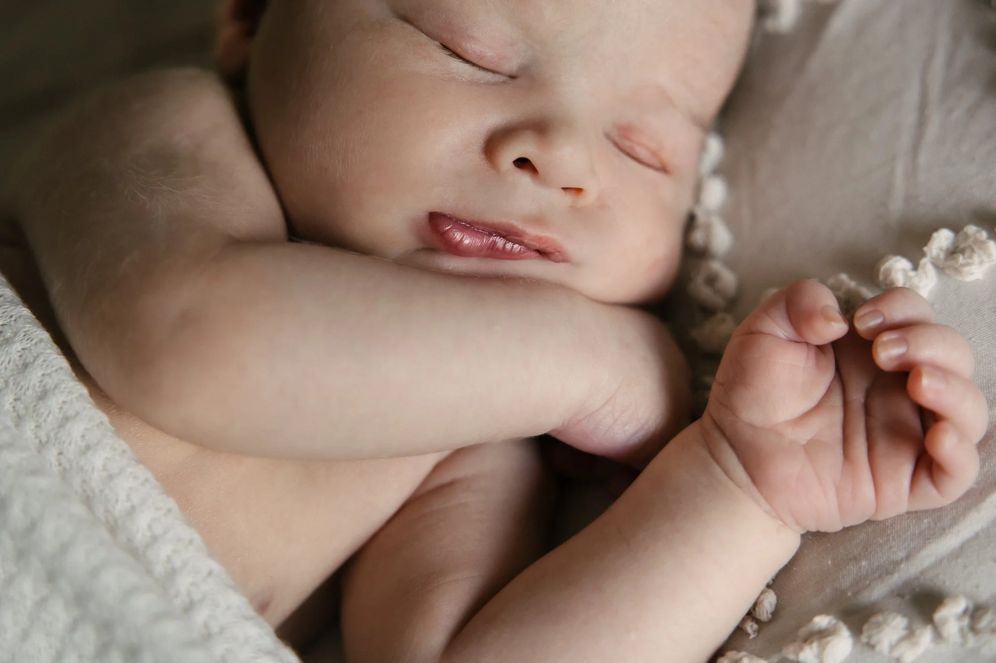 A cozy newborn session at home