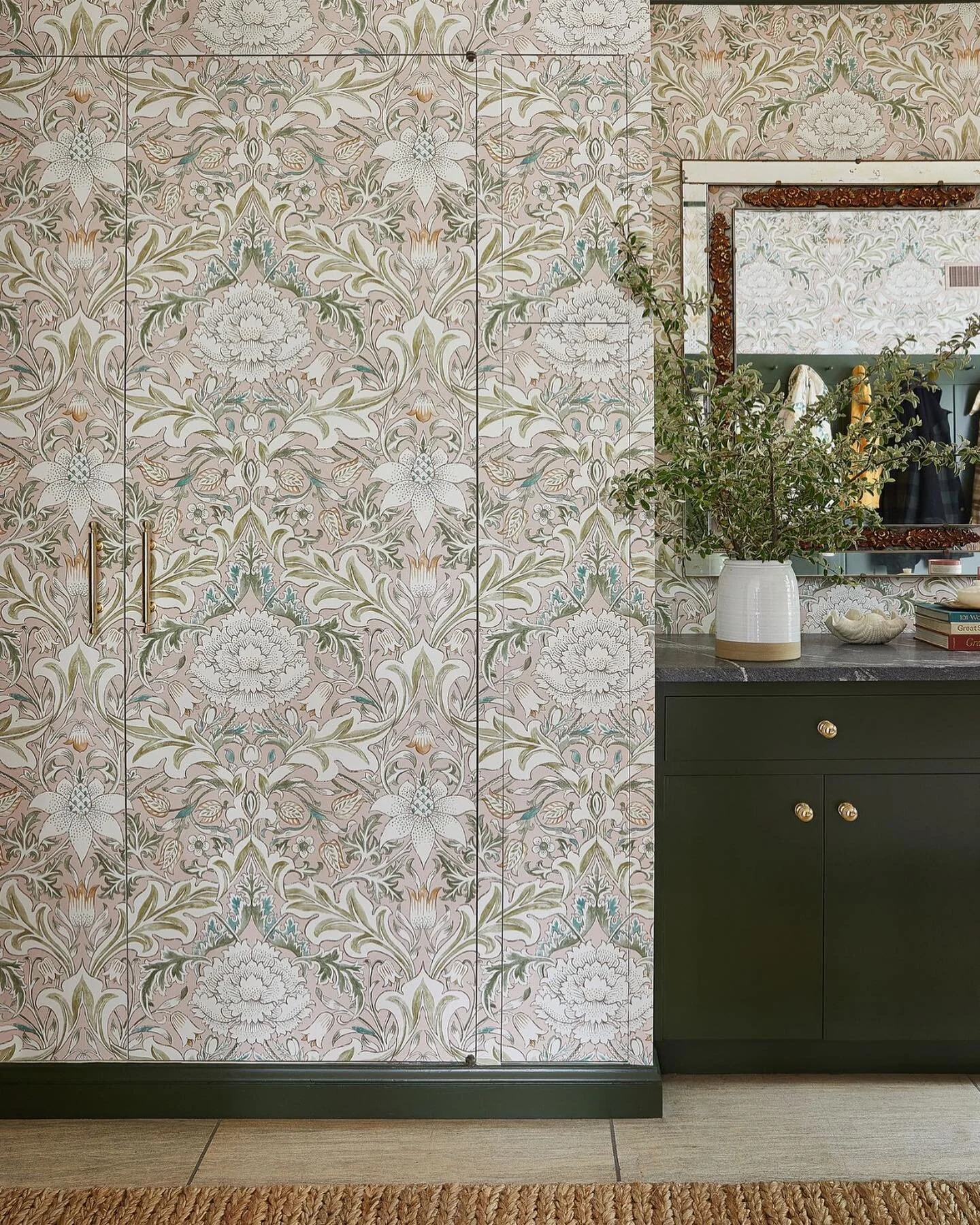 We choose this beautiful wallpaper by @wmorrisandco. Severn was originally printed in 1887 at Morris&rsquo; Merton Abbey workshop in South London. Now reimagined in soft, pared back pinks, Willow green and sea glass blue this delicate romantic color 