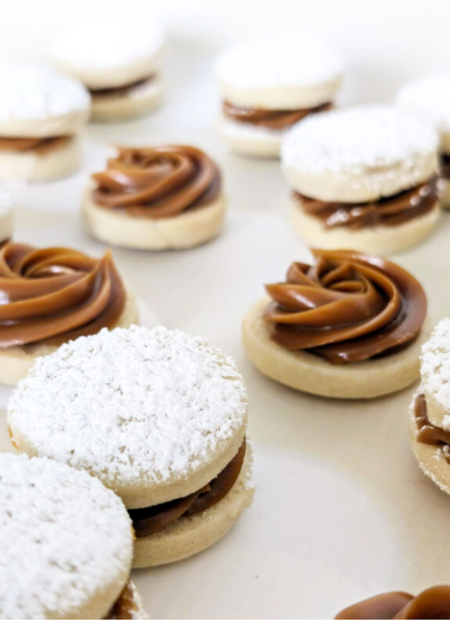 Alfajores (Peruvian Cookies with dulce de leche)