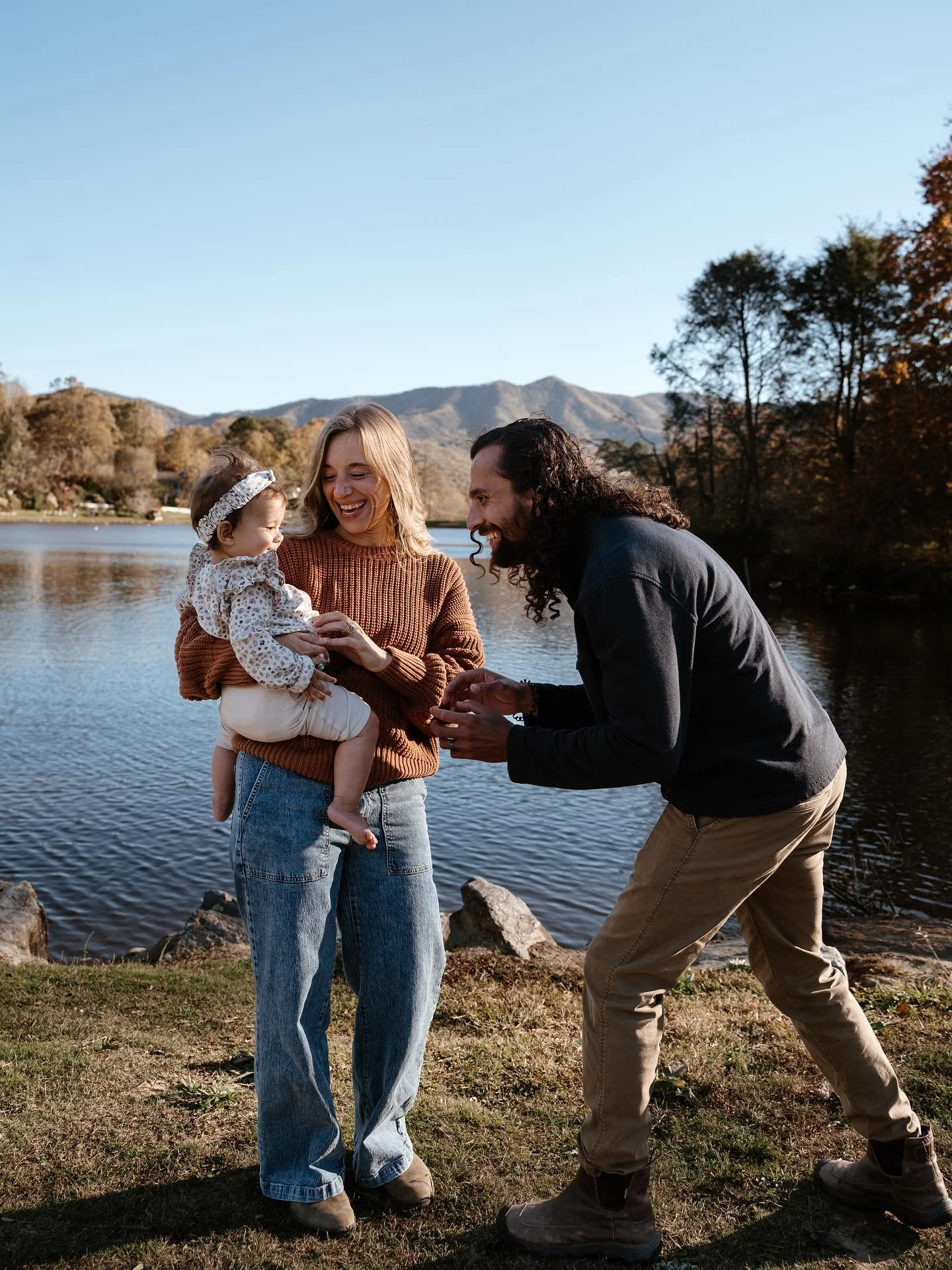 I&rsquo;ve been documenting family love stories all week and my heart couldn&rsquo;t be happier!

Lake Tomahawk in Black Mountain is such a beautiful fall photo location 🙏🏼🙏🏼🙏🏼