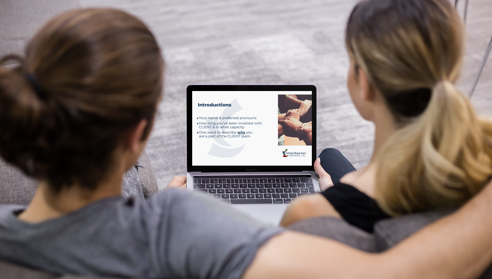 overshoulder-shot-of-a-couple-using-a-macbook-mockup-a20994.png
