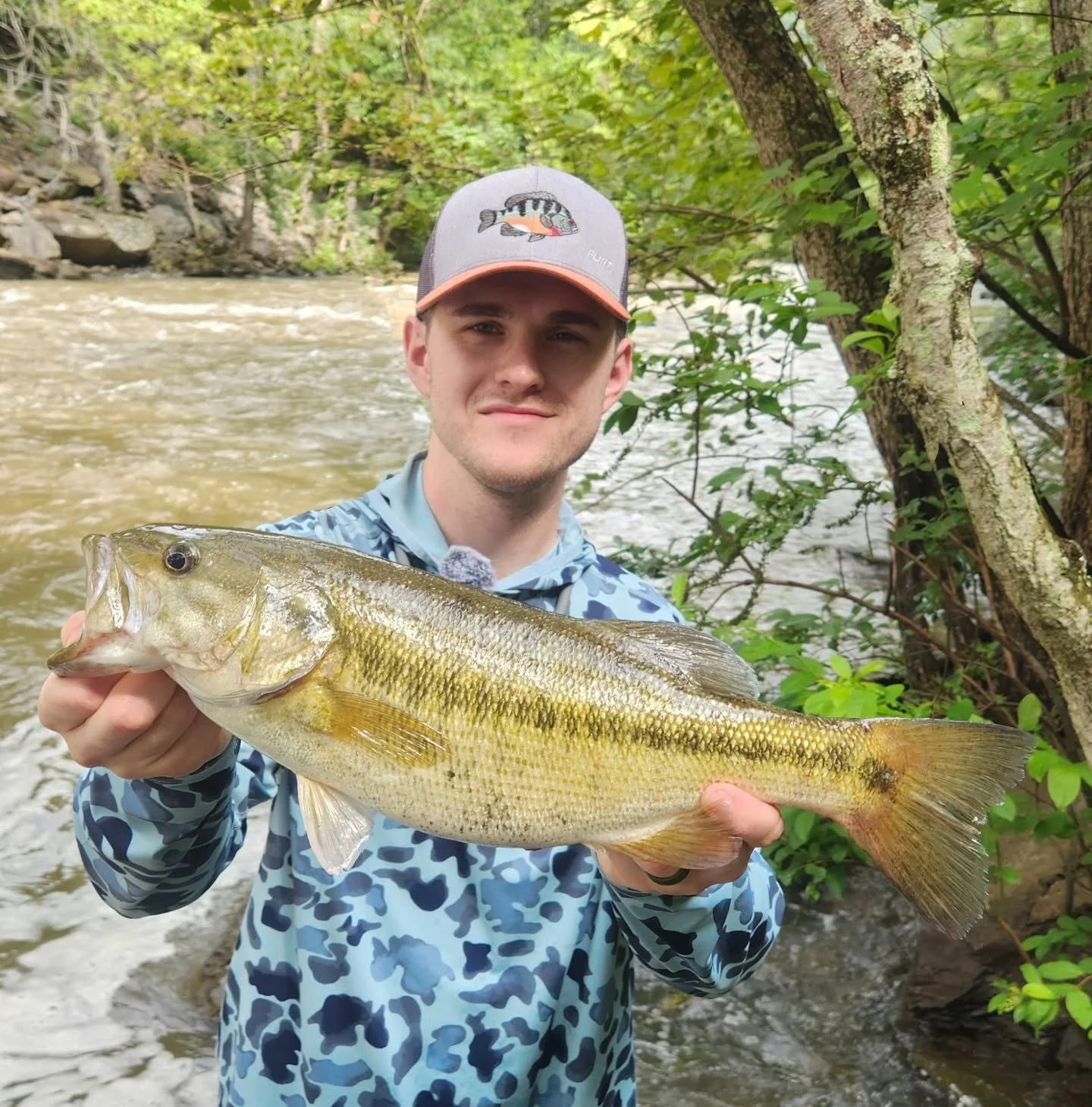 Tried some new spots today. Unfortunately everything was high and muddy, but we managed 1 spotted bass each. Mine was 2.77 lbs, which happens to be a new PB! Also saw a 🐻