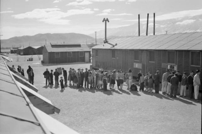 Mess%2Bline%252C%2Bnoon%252C%2BManzanar%2BRelocation%2BCenter%252C%2BCalifornia.jpg