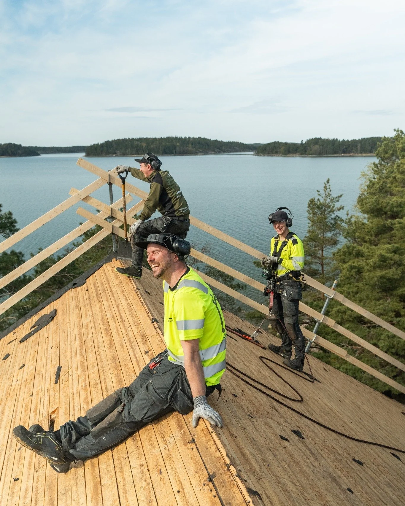 Näihin maisemiin ja tunnelmiin on hyvä hiljentyä, kun Konstruction siirtyy juhannuksen viettoon 🌾🌞
Aurinkoista ja riemukasta keskikesän juhlaa kaikille – muistakaa juoda muutakin kuin saunalimpparia! 😎