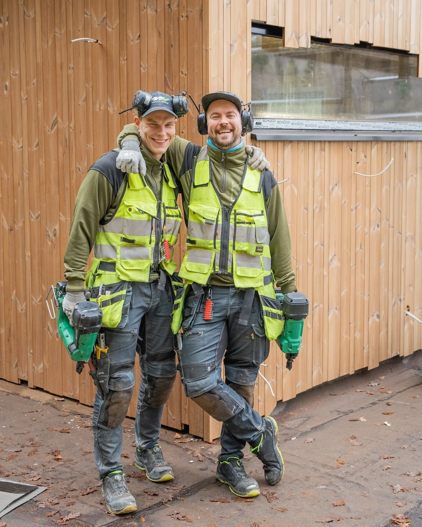 Sanovat, ett&auml; t&auml;n&auml;&auml;n on vuoden harmain p&auml;iv&auml;. Meill&auml; ty&ouml;maalla v&auml;ri&auml; tuo hyv&auml; porukka ja tekemisen meininki! 💪😎☀️
Hyv&auml;&auml; is&auml;np&auml;iv&auml;viikonloppua kaikille iseille! 👷&zwj;♂