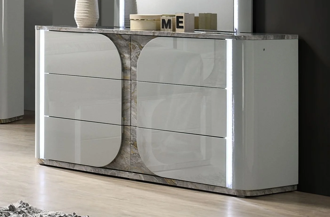 dresser 3.jpg