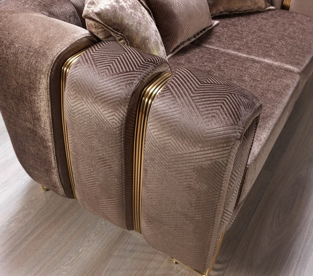 Diamond_Brown_iving_Room_03.jpg