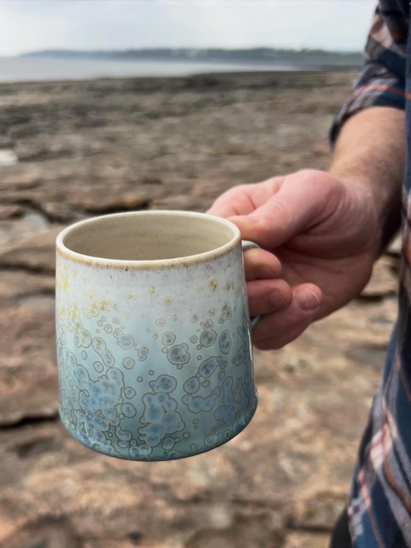 A wander along the beach, with a couple of mugs in tow.

These mugs are very much inspired by the colours and textures I find here. Pink and soft grey rocks, pale blue skies and little flashes of golden glows. All reflected in the crystal formations 