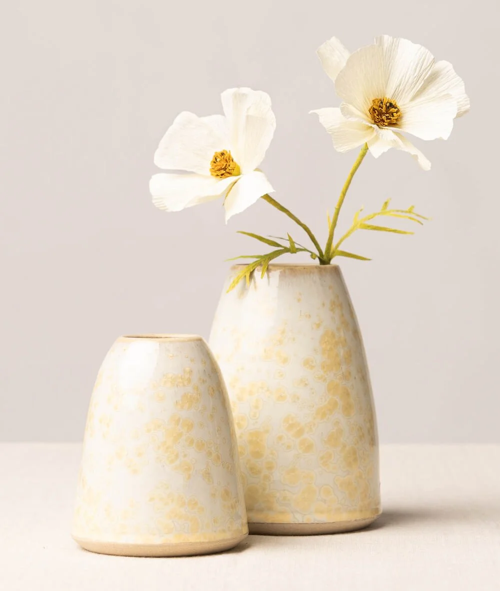 Luxury-homeware-vase-for-holding-flowers-white-and-gold
