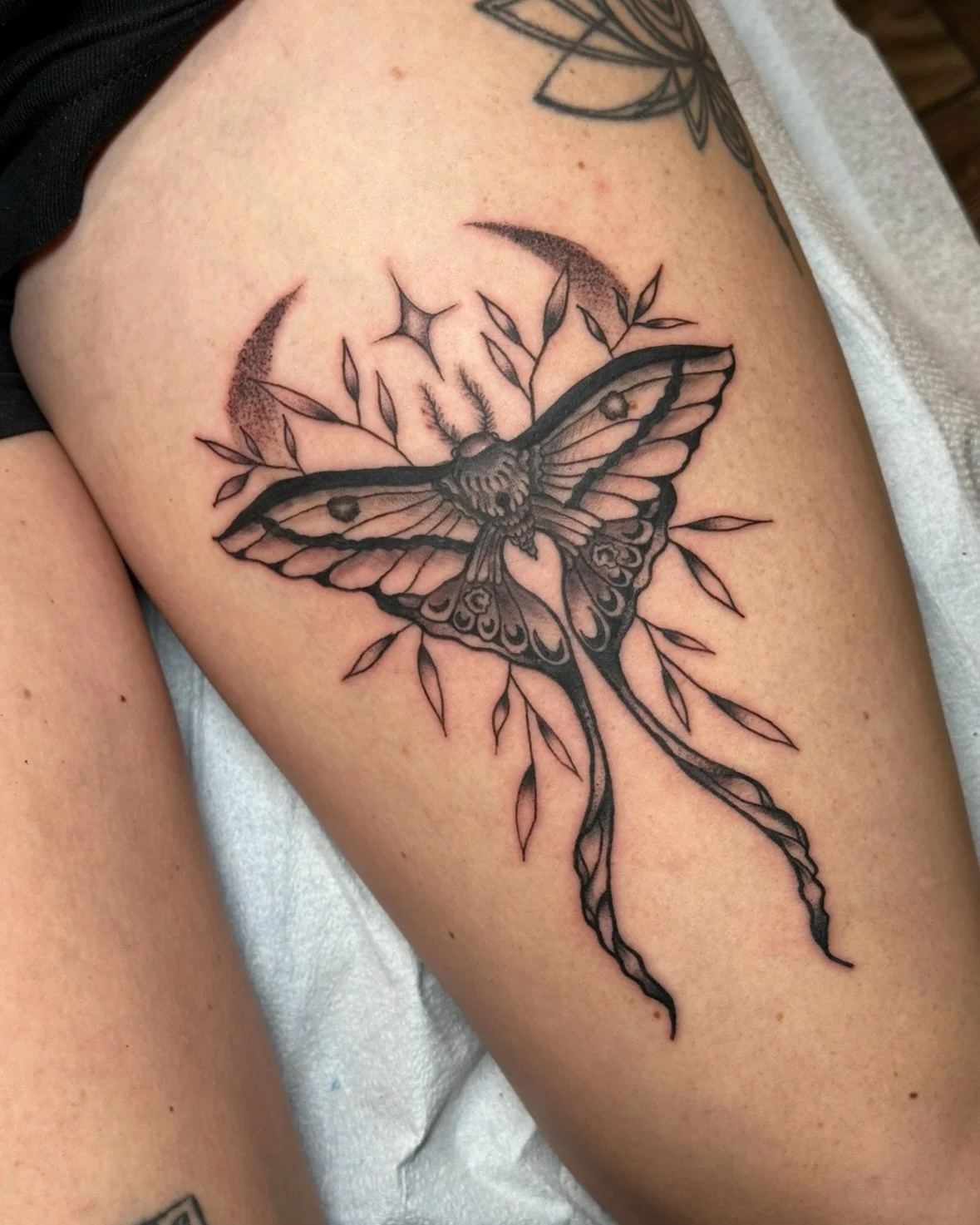 For my beloved 💚 

I want to do more bug tattoos 🐛 🐜 🐞 

#lunamothtattoo #bugtattoo #phillytattooartist