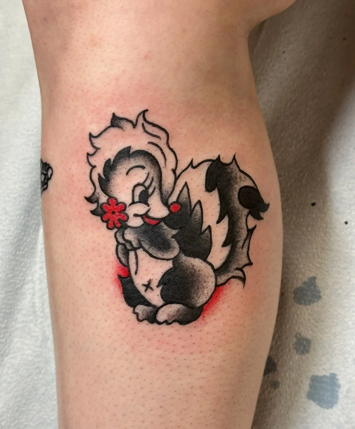 Pep&eacute; Le Pew would fawn for this lil one, you should too 🦨 🦨 🦨 

#skunktattoo #9rltattoo #stellarneedlecartridges #americantraditional