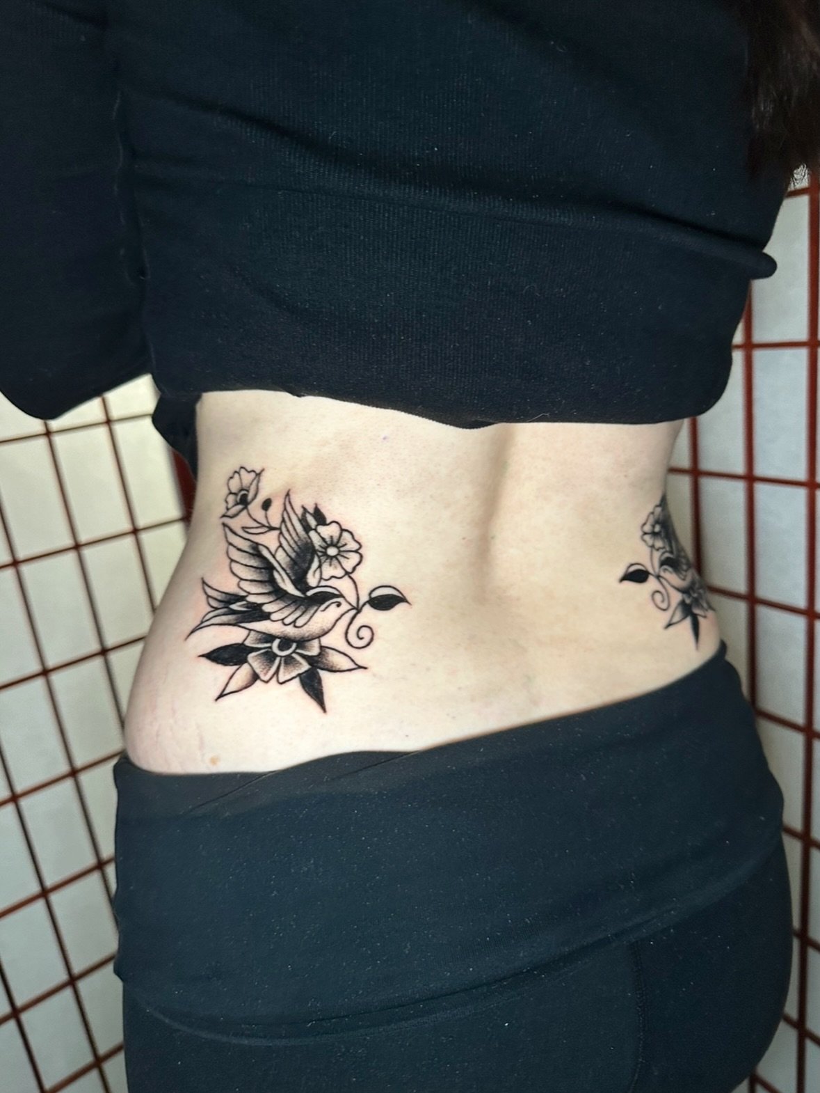 little matching modern trad back adornments 🖤 good corner framers for a potential start for a back piece down the line. 🐦 🌺 ☠️ 

Thanks for powering through! 💪🏽@juliapollockk 

Done at @omkaratattoo_philly 
DM or Email to talk about your next ta