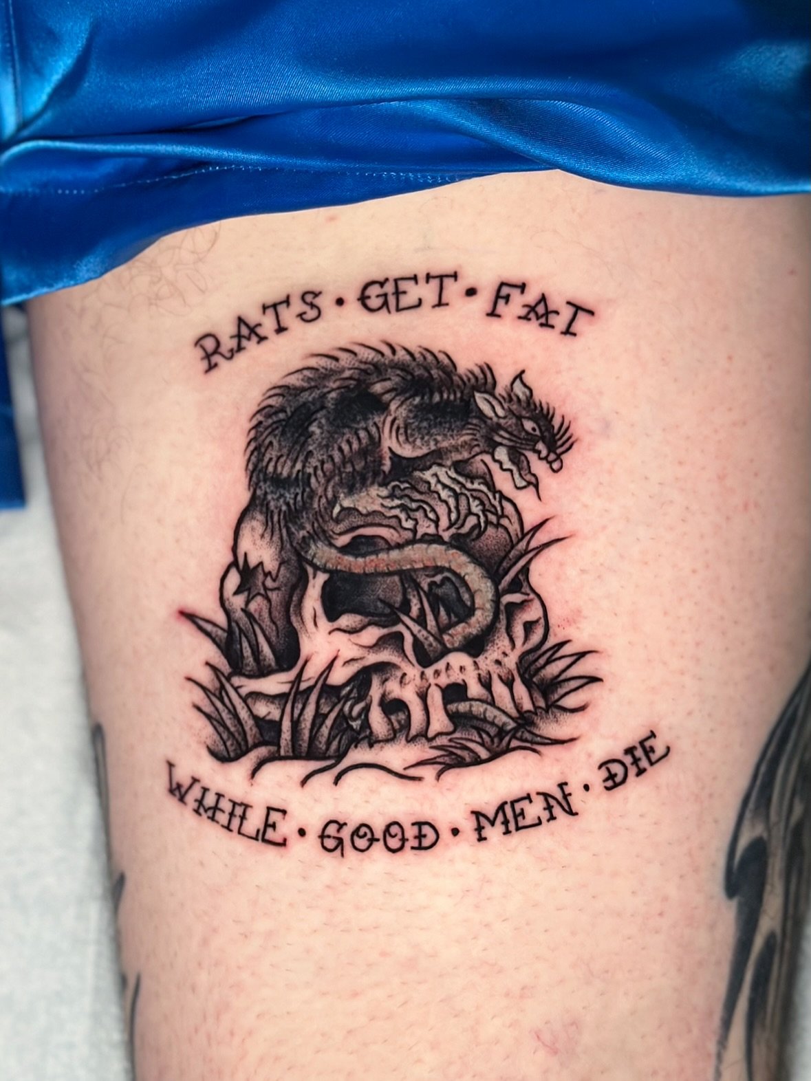 modern traditional done for an old school friend!

Hit my line for your next cool tattoo 🐀