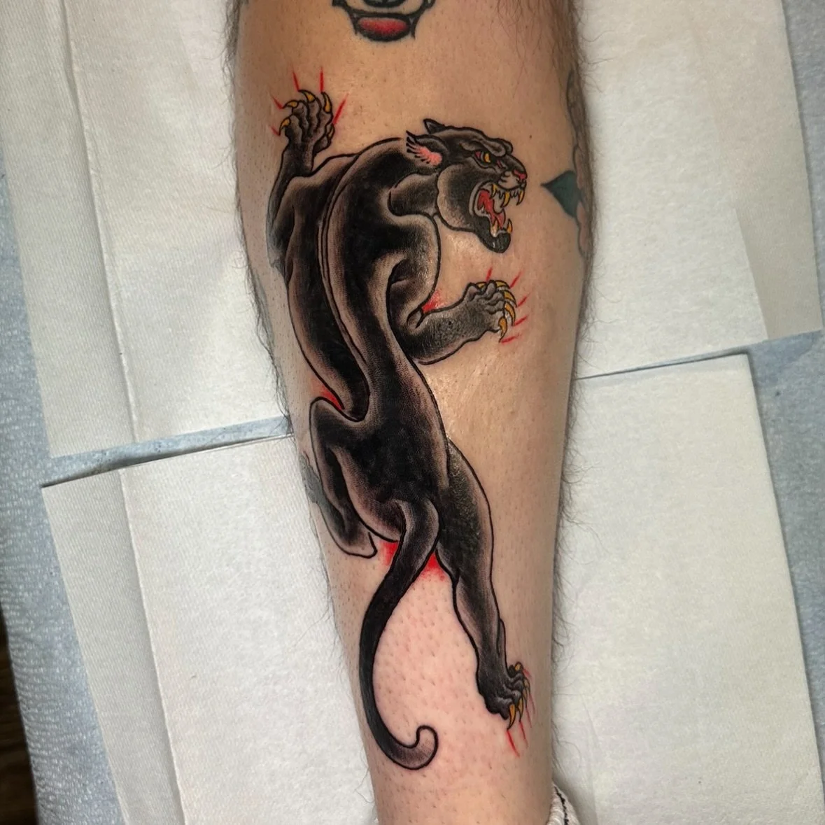 Filling Karim&rsquo;s leg with another banger. I, for the life of me, could not get a solid photo of this one, but more than ecstatic with the results 🐈&zwj;⬛