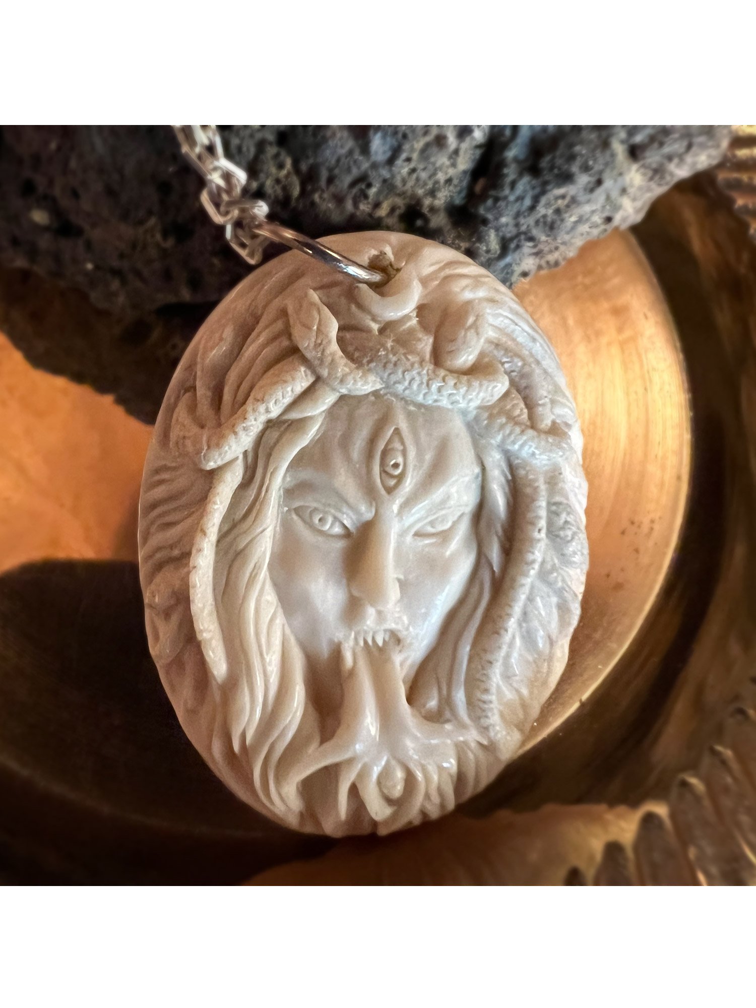 PE-008_Mother-of-the-Night-pendant-2_02.jpg