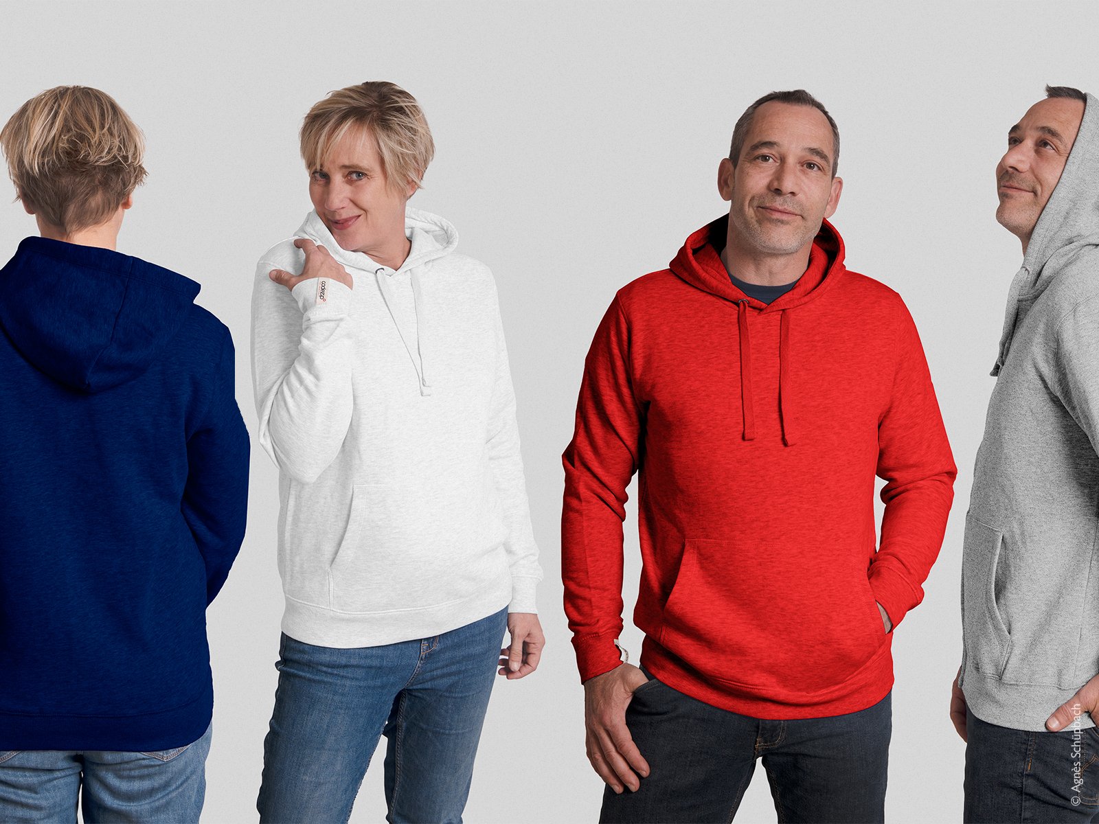 Traitement des photos, retouches et déclinaisons couleurs pour une gamme de vêtements.
