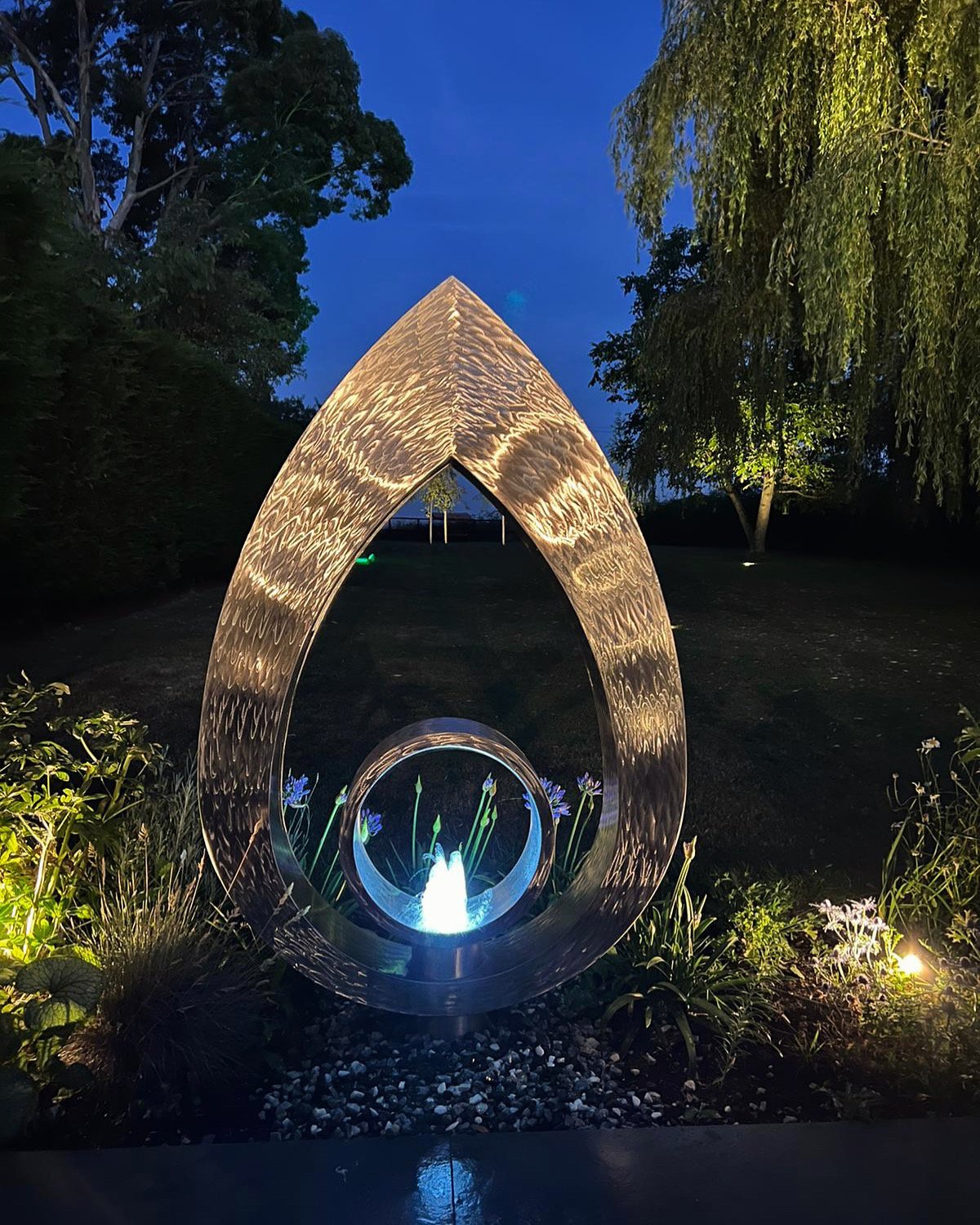 teardrop-water-feature-garden-sculpture-night.JPG