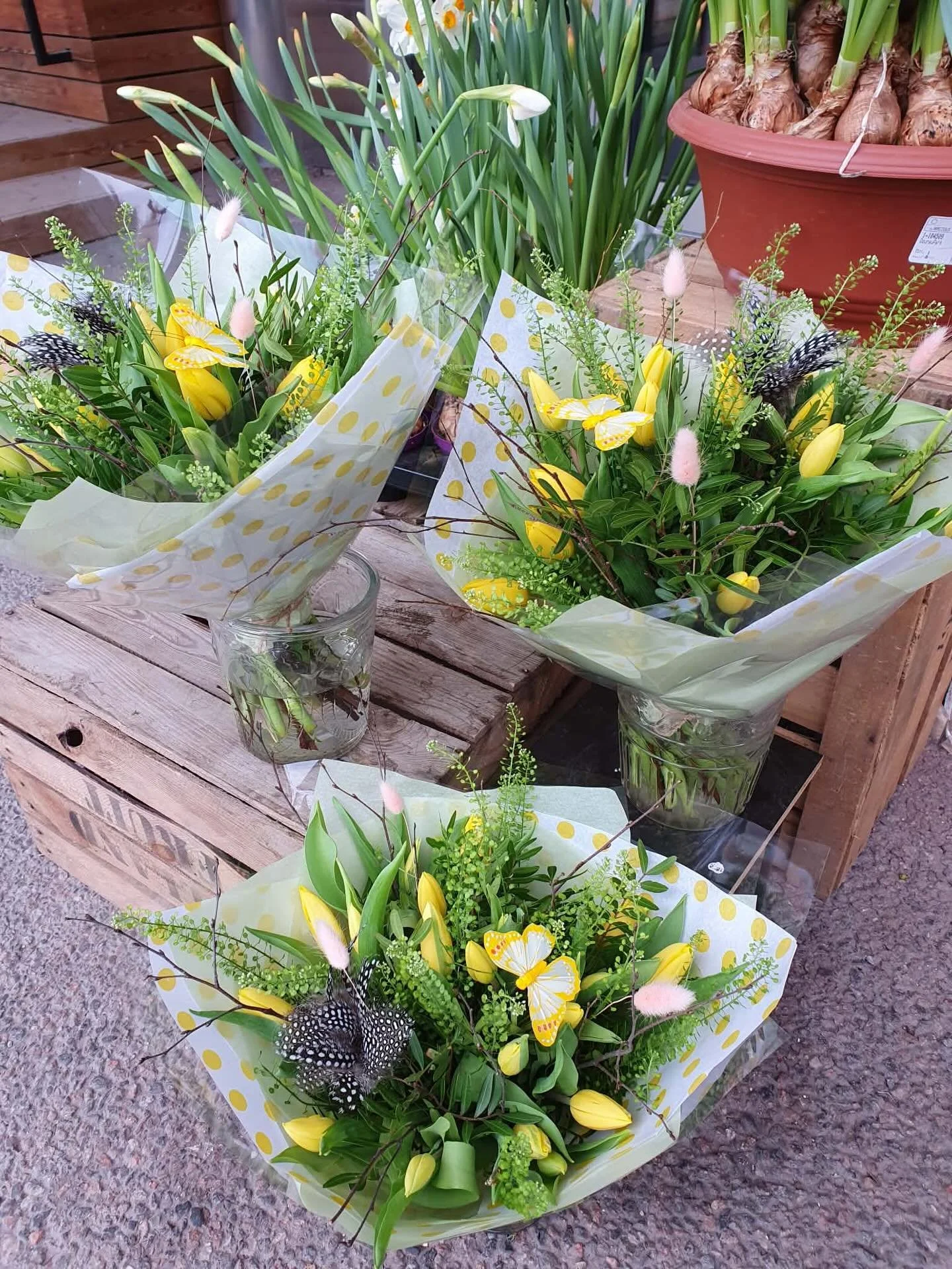 🐣 En av v&aring;ra favorith&ouml;gtider &auml;r h&auml;r!

P&aring;sken har flyttat in hos oss p&aring; Blomster Boo! Butiken &auml;r fylld med p&aring;skliljor, tulpaner och p&aring;skbuketter. Varmt v&auml;lkomna in att h&auml;lsa p&aring; oss, vi