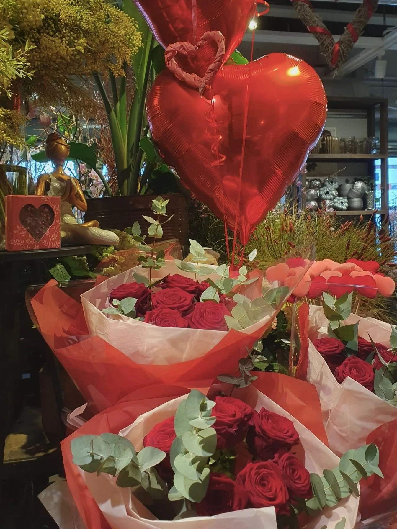 Alla hj&auml;rtans dag n&auml;rmar sig ❤️
Vi har redan fyllt butiken med k&auml;rleksfulla buketter och vackra rosor 🌹
Kom in och v&auml;lj din favorit!

&Ouml;ppettider inf&ouml;r Alla hj&auml;rtans dag:
Fredag 10&ndash;19
L&ouml;rdag 10&ndash;16
S