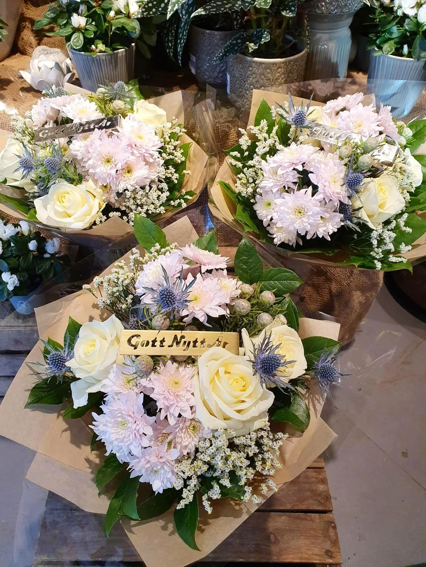 Nu har vi fyllt blomsterkylen inf&ouml;r ny&aring;r 🎉🌸

Hos oss hittar du ny&aring;rsbuketter, orkid&eacute;er och blommande krukv&auml;xter som s&auml;tter st&auml;mningen f&ouml;r &aring;rets sista kv&auml;ll.

&Ouml;ppettider under ny&aring;r:
N