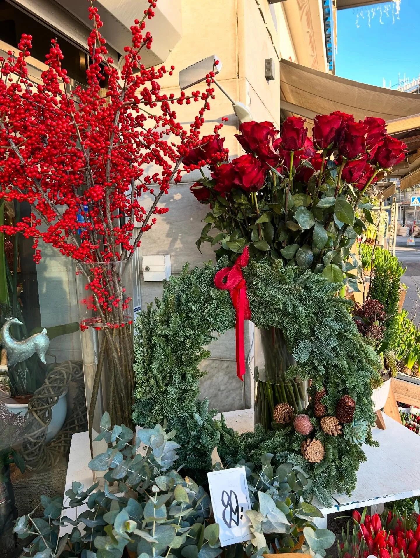 Glad fj&auml;rde advent! 🕯️
Nu &auml;r det bara n&aring;gra dagar kvar till julafton och vi har &ouml;ppet varje dag. Vi snurrar buketter och g&ouml;r julgrupper f&ouml;r fullt.
Varmt v&auml;lkomna att kika efter en blomstrande julklapp &hearts;️🌟?