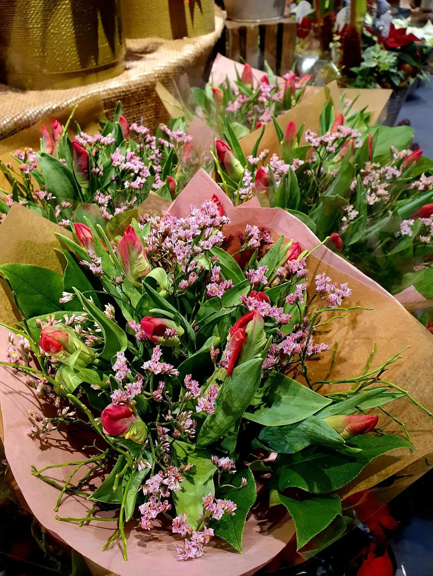 ✨ Snart andra advent och julmagin har landat hos Blomster Boo. ✨
Butiken &auml;r fylld med handbundna adventsbuketter som sprider b&aring;de v&auml;rme och julst&auml;mning. Varmt v&auml;lkommen in i helgen och hitta din favorit inf&ouml;r advent. ❤️