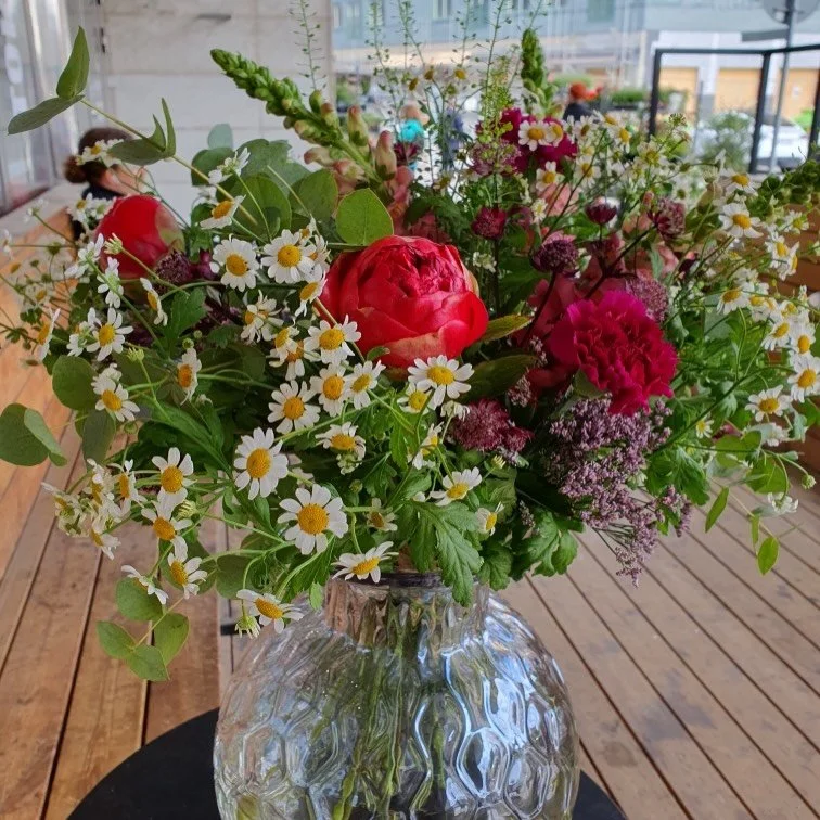 Imorgon &auml;r det mors dag! Fira mamma med en vacker bukett. Butiken &auml;r fylld med massor av krukv&auml;xter och vackra buketter💐 V&auml;lkomna in 💕