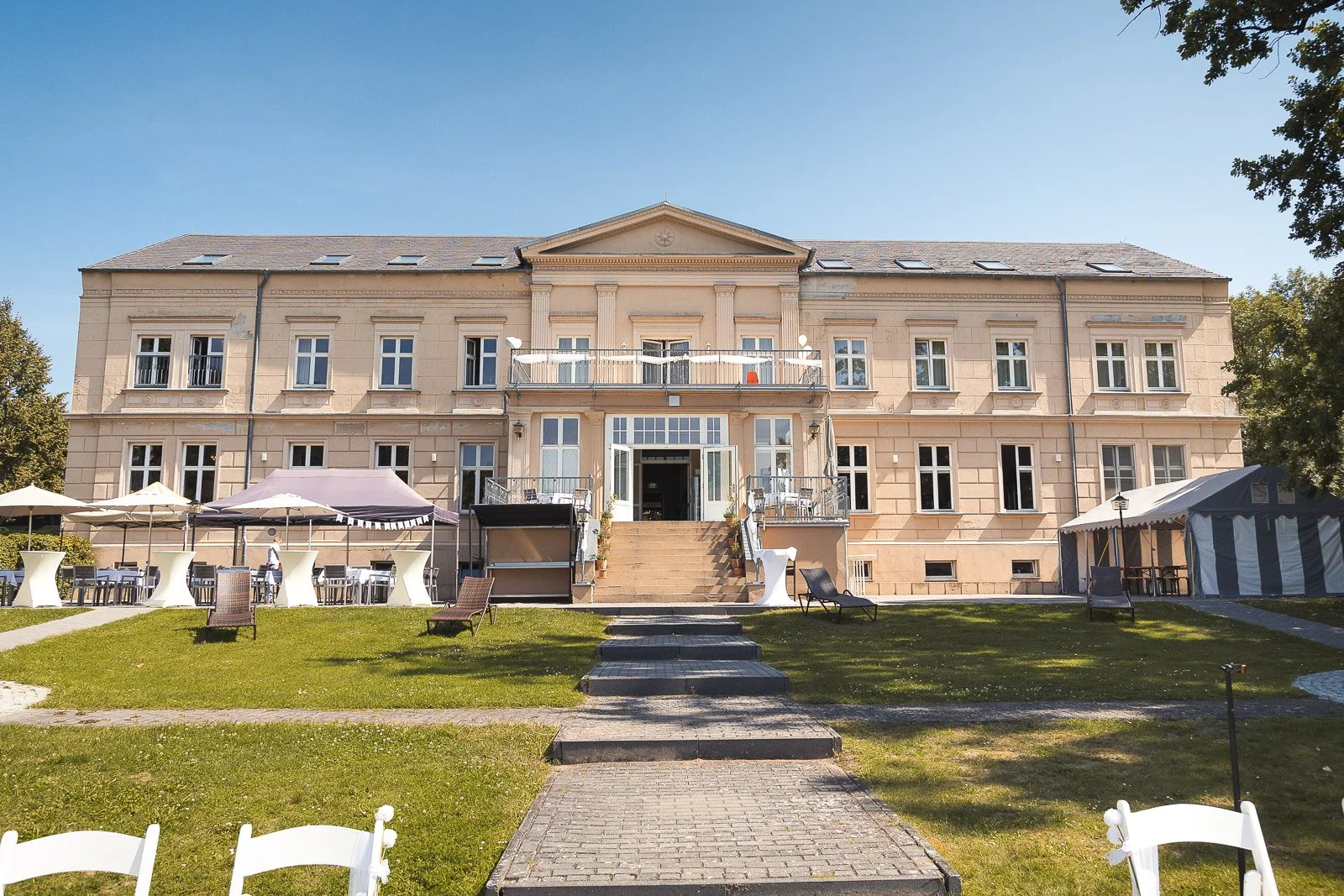 Der Hochzeitsfotograf Berlin - Gut Gwnikow Michaelle Max-268.jpg