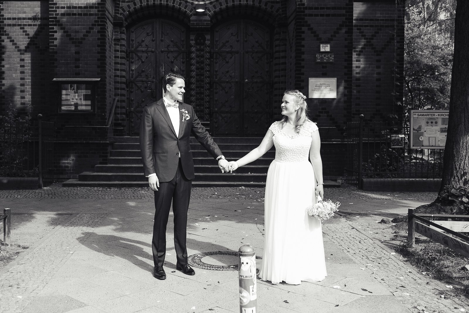 Der Hochzeitsfotograf Berlin - Hochzeitsfotosgraf Friedrichshain Samariterkiriche Juila Patrick-172.jpg