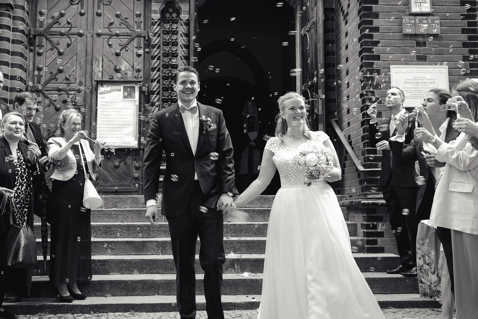 Der Hochzeitsfotograf Berlin - Hochzeitsfotosgraf Friedrichshain Samariterkiriche Juila Patrick-61.jpg