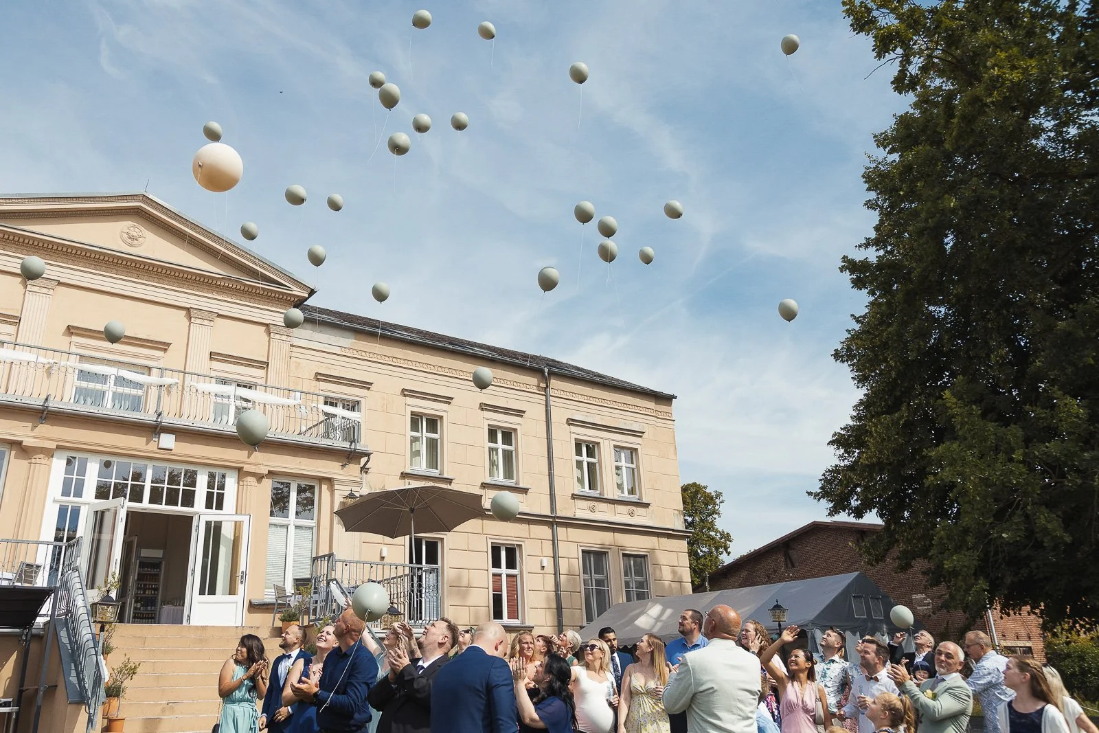Der Hochzeitsfotograf Berlin - Gut Gwnikow Michaelle Max-528.jpg