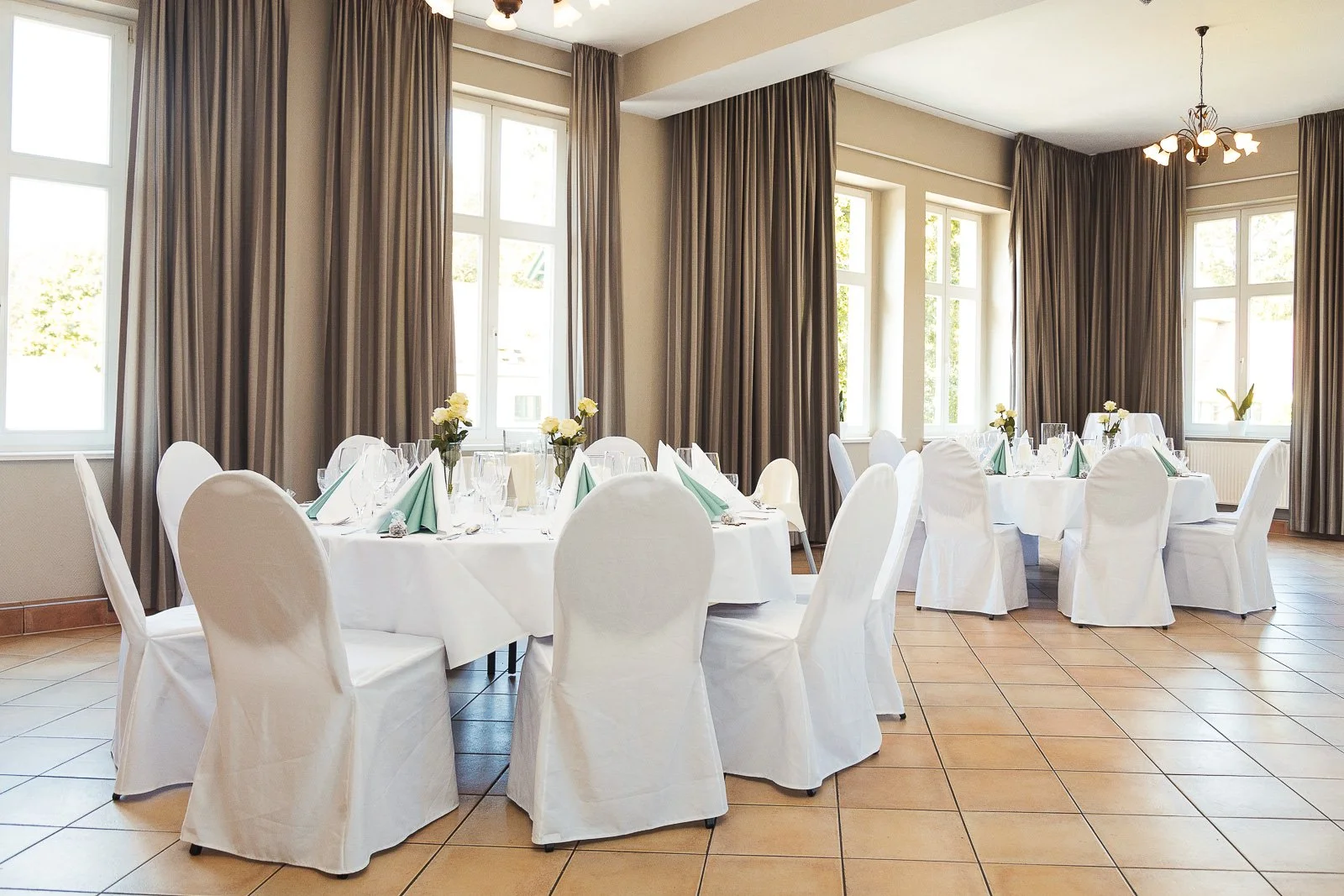 Der Hochzeitsfotograf Berlin - Gut Gwnikow Michaelle Max-247.jpg