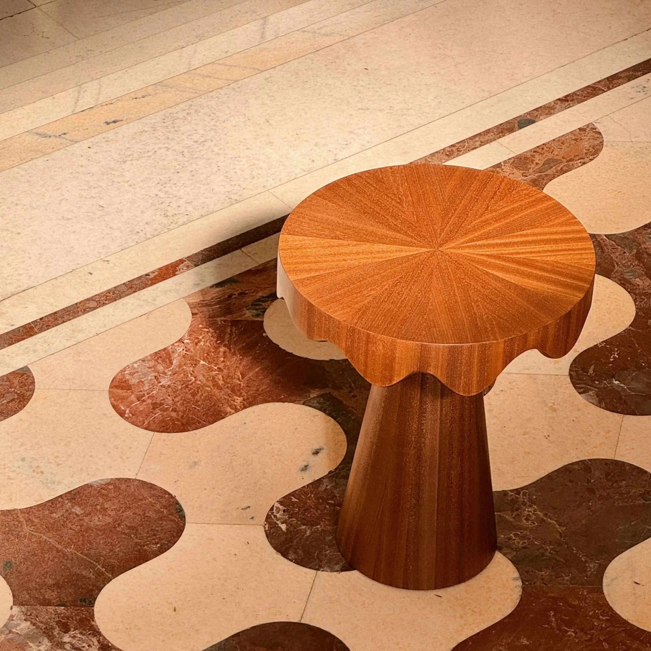 DRIPOTLÉ SCULPTURAL SIDE TABLE